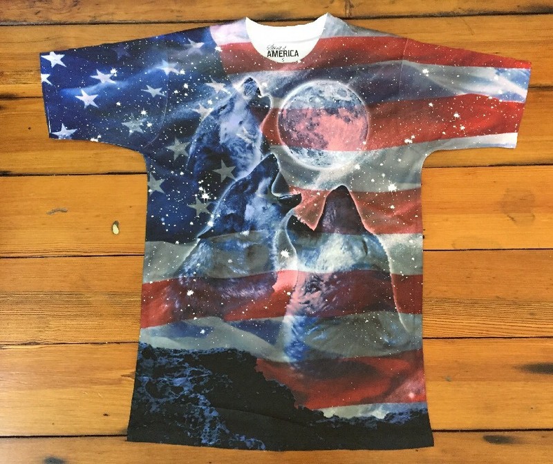 Spirit of America USA Patriotic Flag Wolves Wolf Pack Full Moon T Shirt S 38″