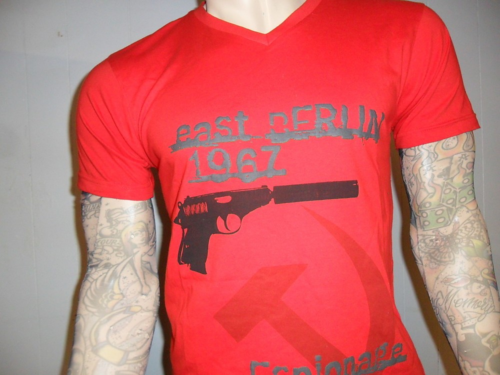SARAVANA VOGELPOHL TSHIRT Designer Boutique Brand BERLIN Gun ESPIONAGE Red MED