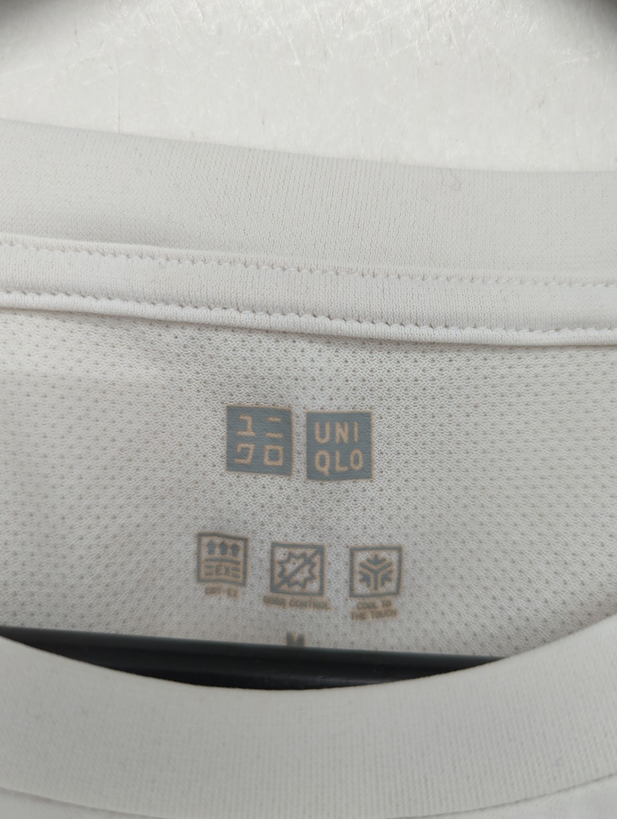 Uniqlo Men's T-Shirt M White Polyester with Polyamide Basic gallery