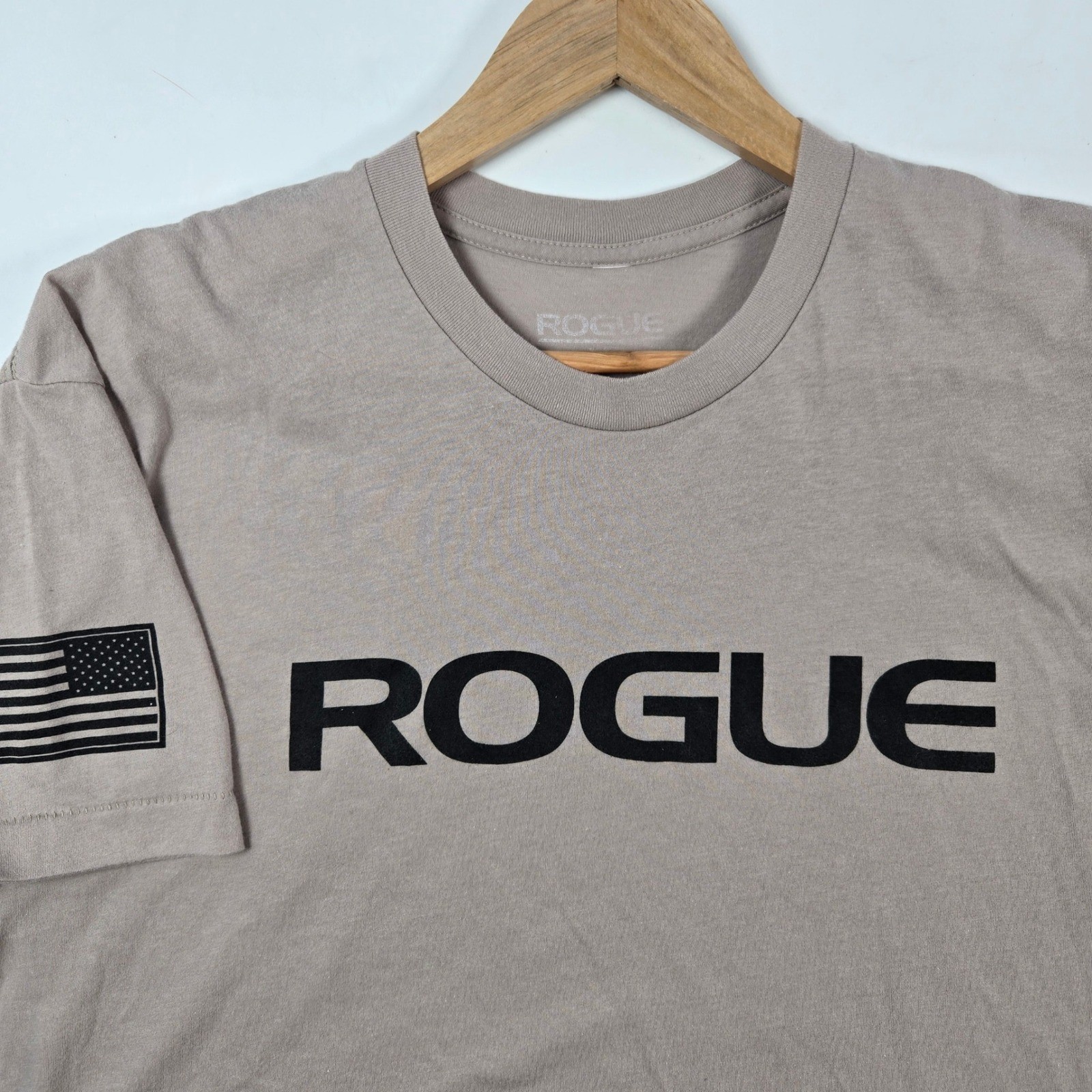Rogue Fitness T Shirt Mens XL Tan American Flag Graphic Logo Gym Workout Tee