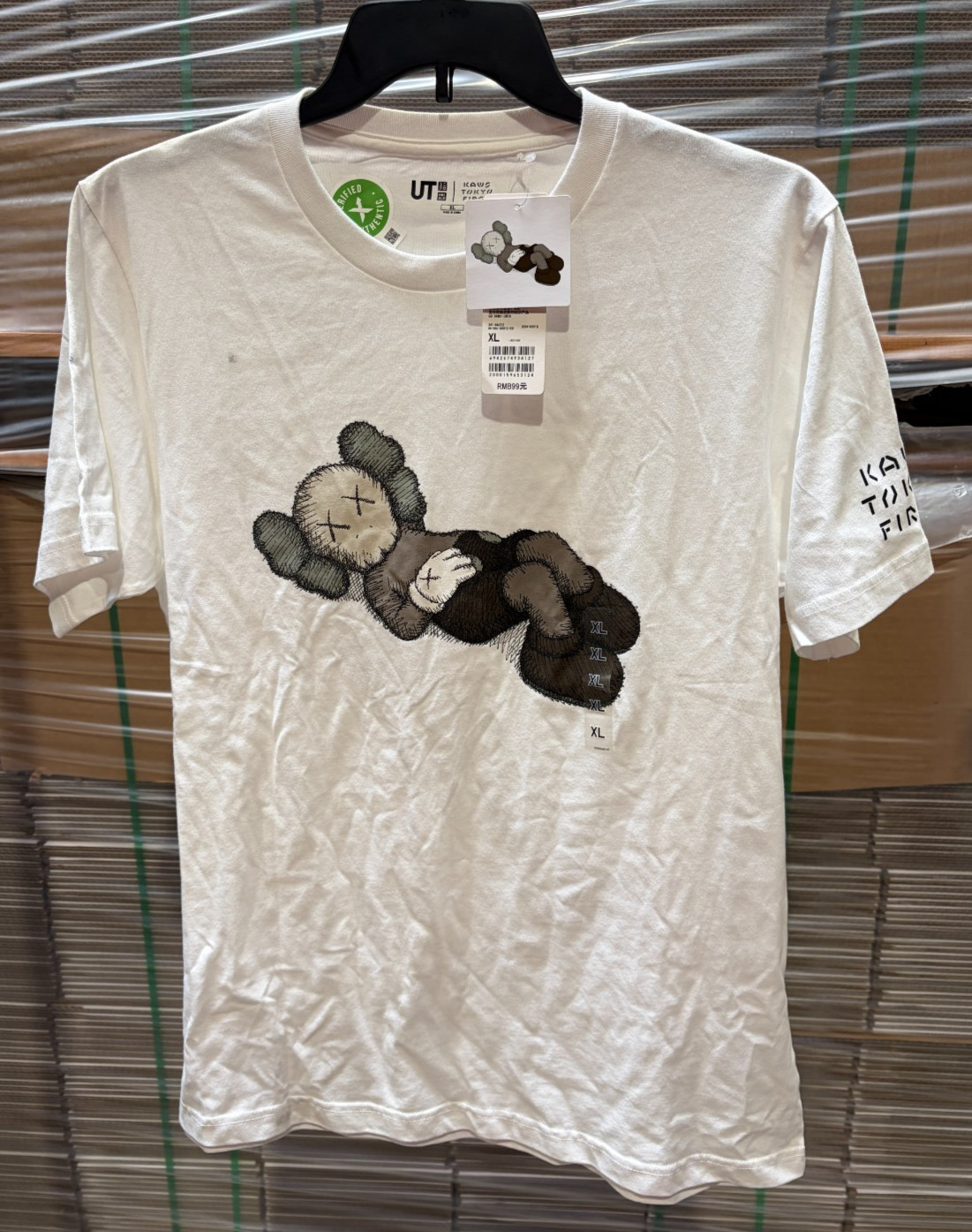 KAWS x Uniqlo Collaboration UT Graphic T-shirt size XL Kaws Tokyo First Japan gallery