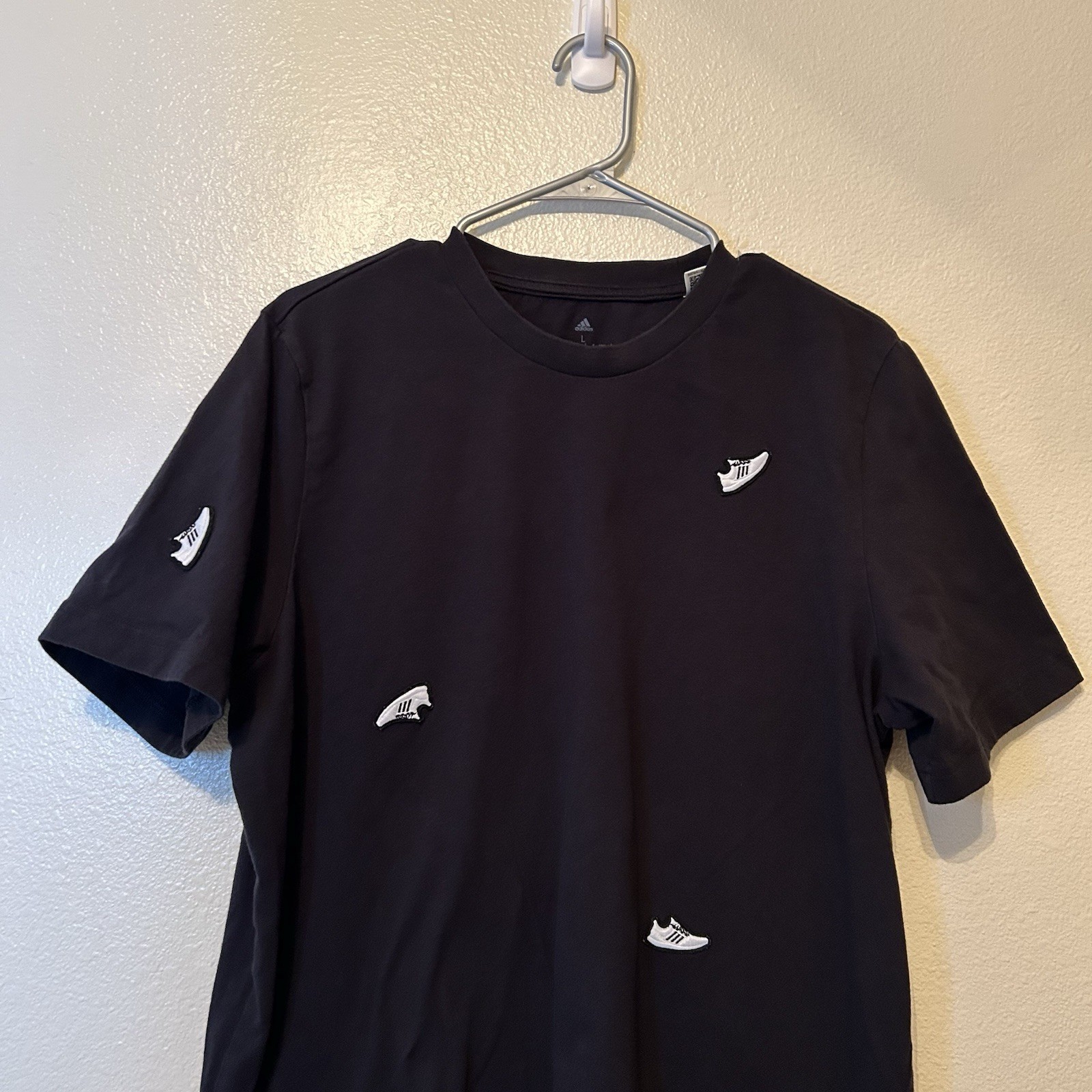 Adidas Undeniable Sneaker Shirt Large Black Embroidered BG34 gallery