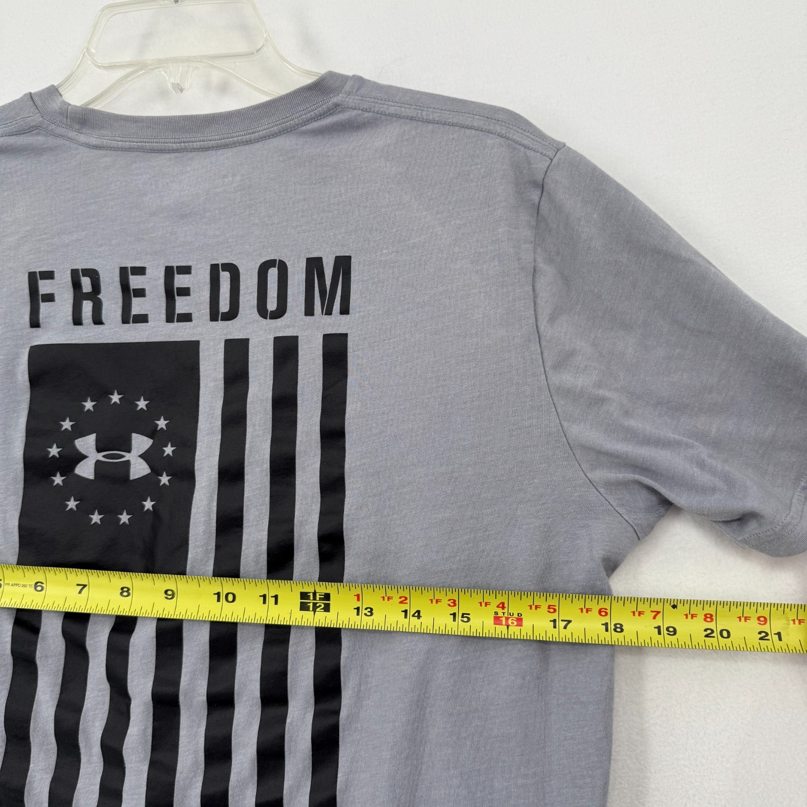 Under Armour Men’s Medium Freedom HeatGear T-Shirt Gray Flag Graphic Loose Fit gallery