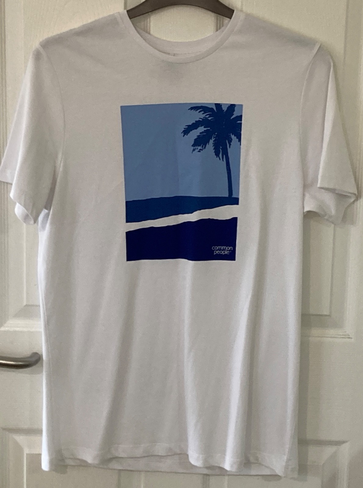 Common People T Shirt Men’s Medium White Blue 100% Cotton Graphic Print Tropical