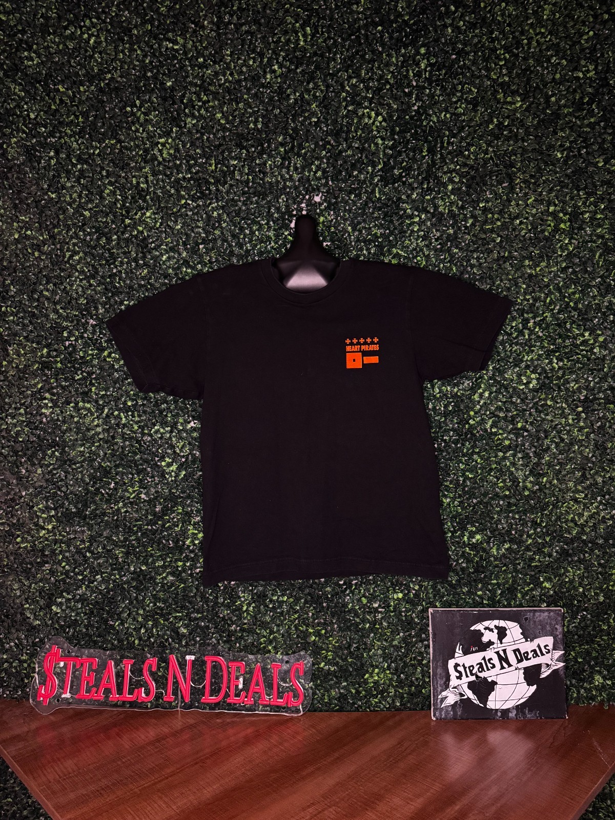 Uniqlo One Piece black and orange T-Shirt gallery