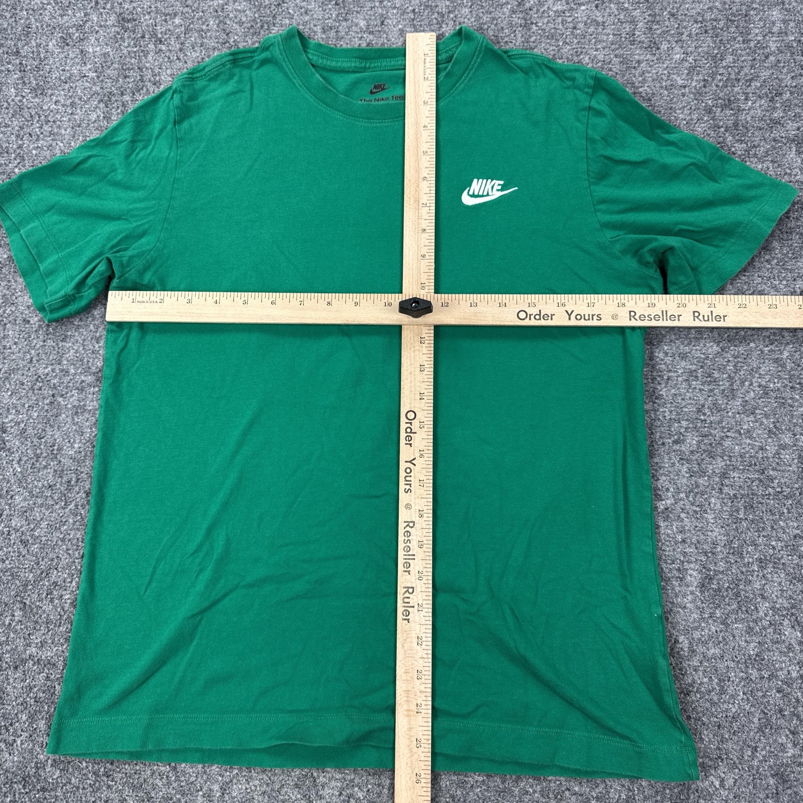 Nike Shirt Mens Medium Green Small Swoosh Logo The Nike Tee Tagless Casual gallery