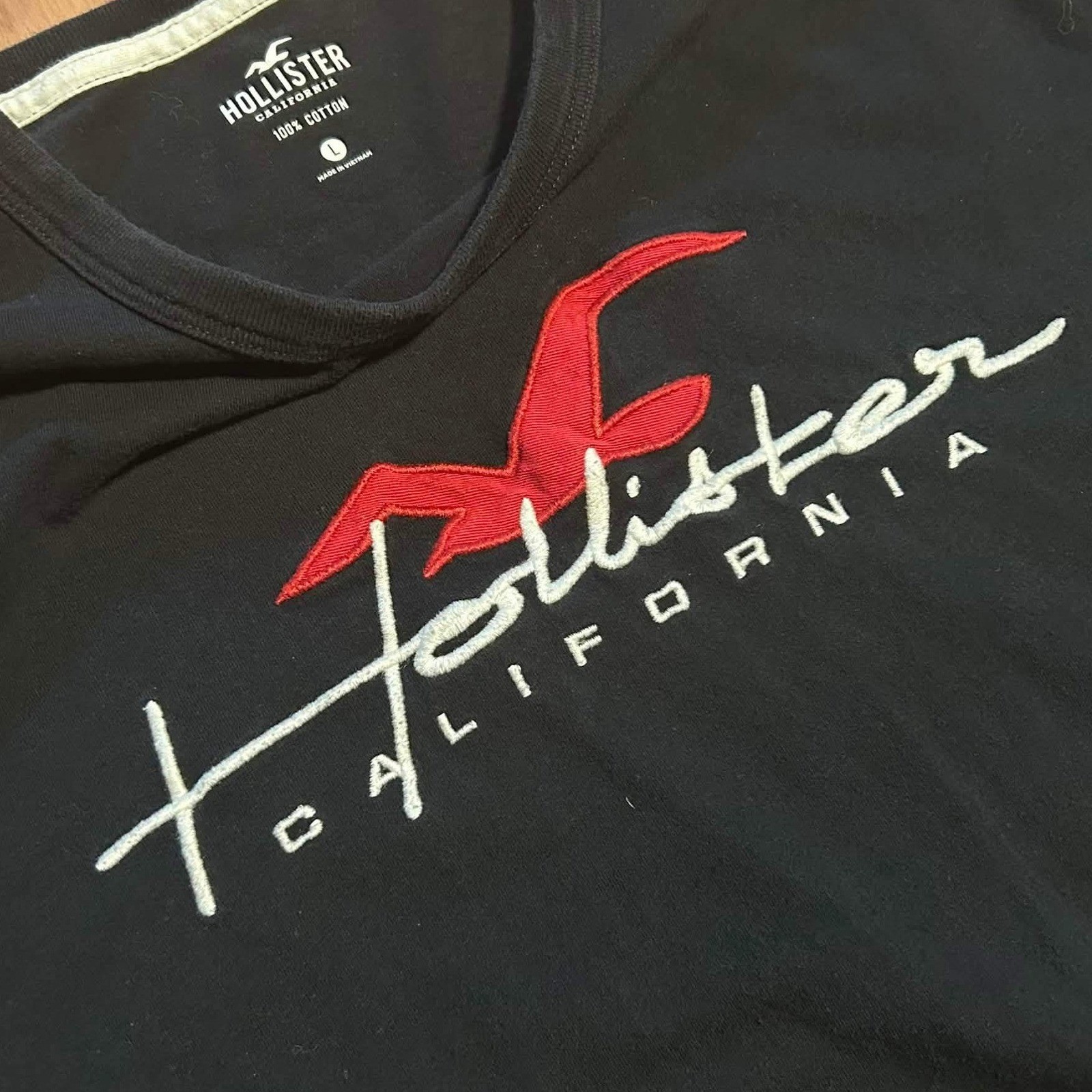 Hollister Mens Graphic T-Shirt Large Black Embroidered Logo Cotton Short Sleeve gallery