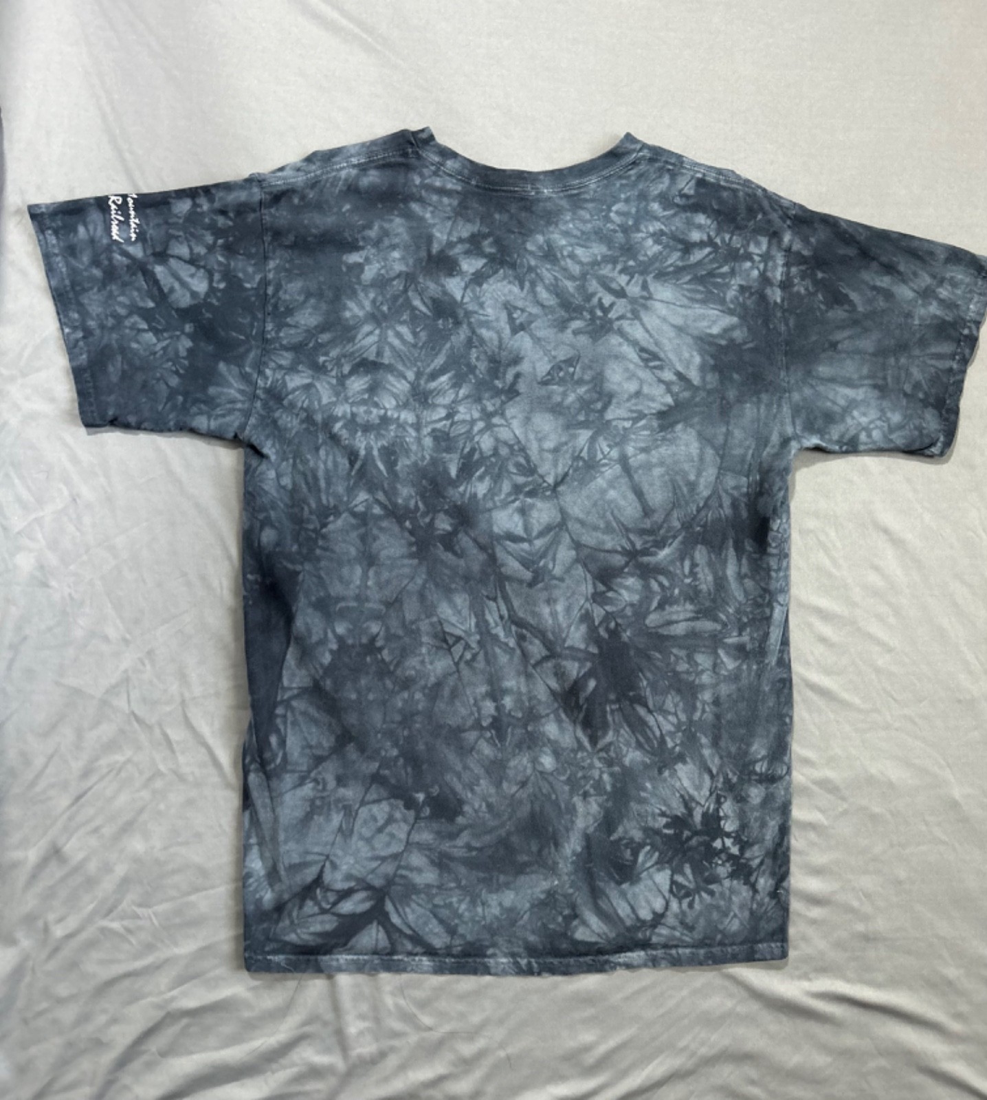 The Mountain Men's T-shirt Blue Rocky Outcrop Black Bear Size Large L gallery