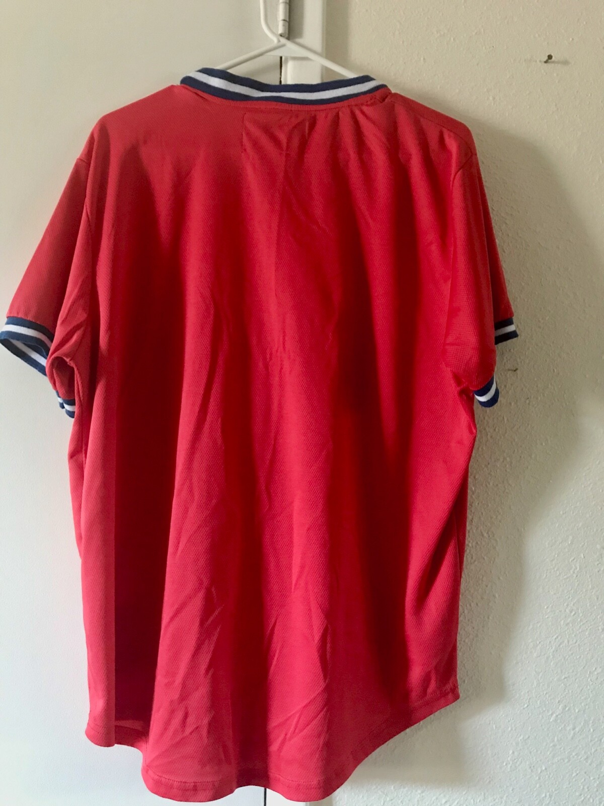 Old Chicago  76 Jersey T-Shirt Adult World Beer Tour Red V Collar Men Size XL gallery