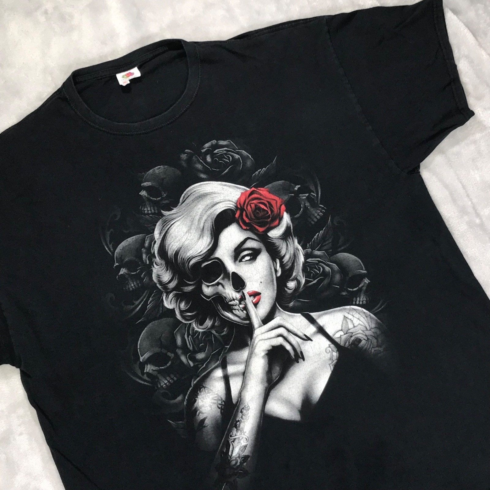 VTG Y2K Marilyn Monroe Tattoo Skulls Roses Grunge Gothic Horror (2XL) T-Shirt gallery
