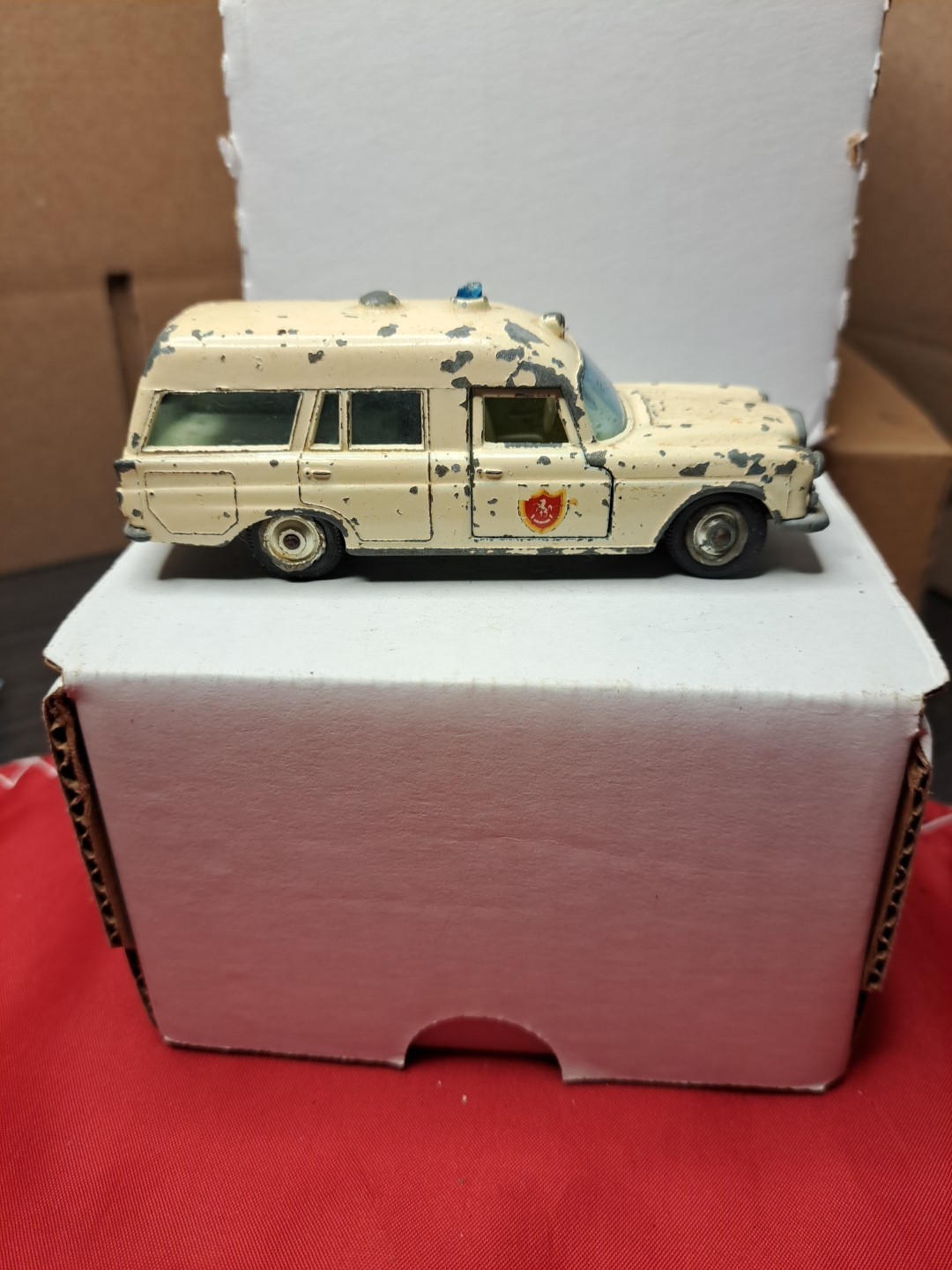 LESNEY MATCHBOX KING SIZE K-6 MERCEDES BENZ “BINZ” AMBULANCE