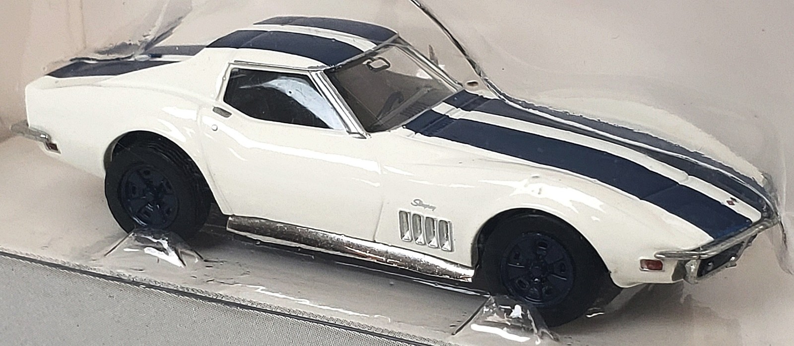 Brekina NEW HO 1/87 Scale Classic 1969 Chevy Corvette C3 White with Blue Stripes