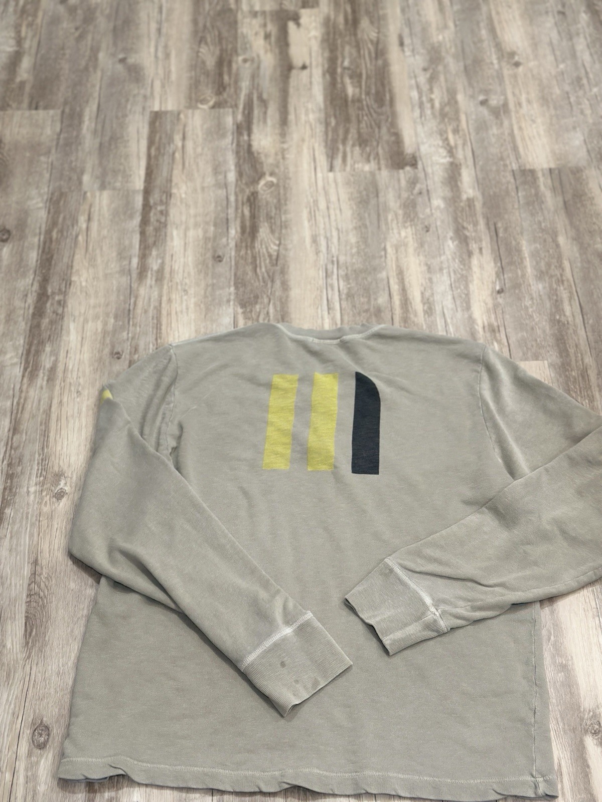 James Perse Men’s Long Sleeve Graphic Henley Washed Taupe Size 3 * gallery