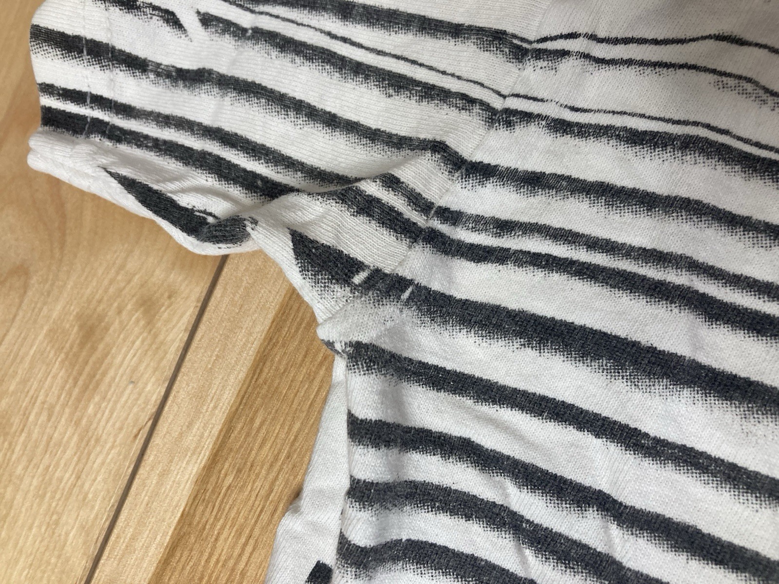 2000s Peeking Through The Blinds Graphic Tshirt Small gallery