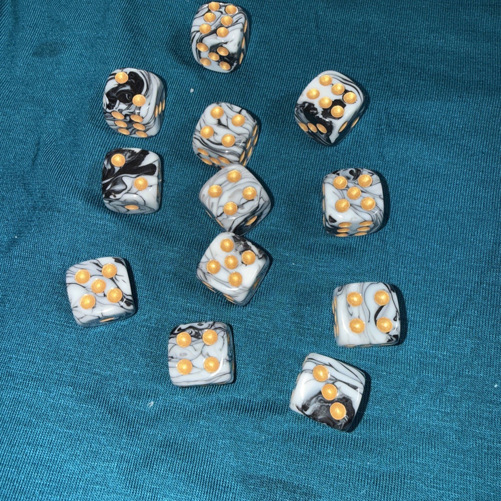 Dice D6 Set Of 12 Swirled Dice 16mm White And Black With Gold Pips