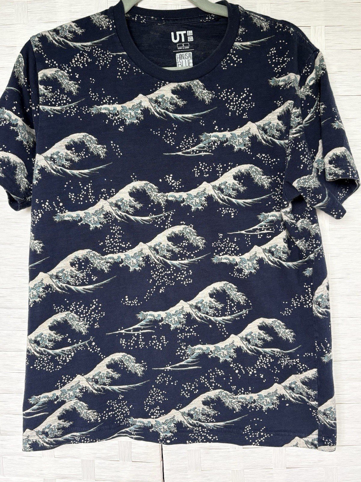 Uniqlo Hokusai T Shirt Mens Small Blue Japanese Great Wave All Over Print UT gallery