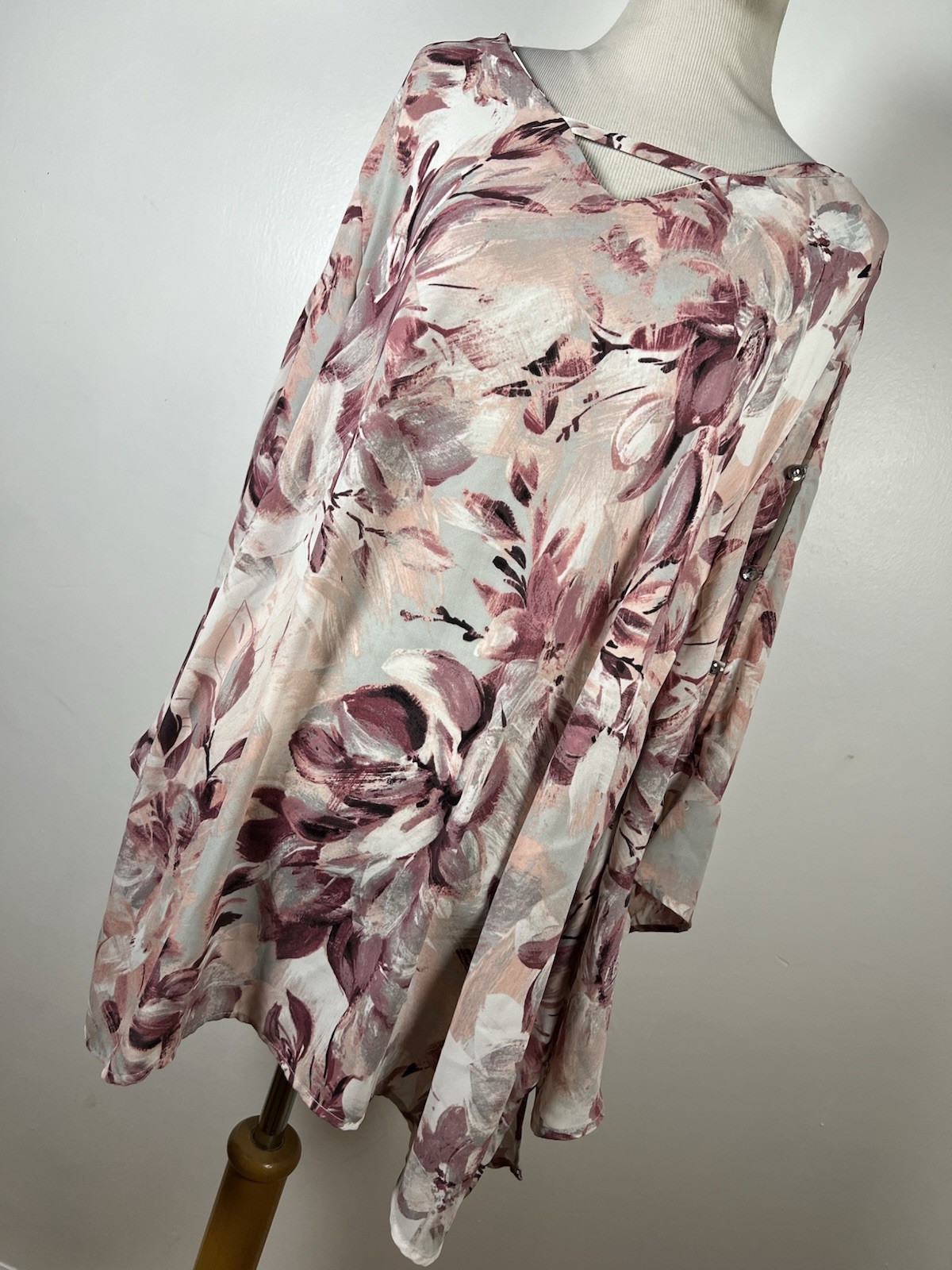 Catherines 2X Shirt Top Pink Floral Flower V Neck Flowy Cutout Button Sleeve D2