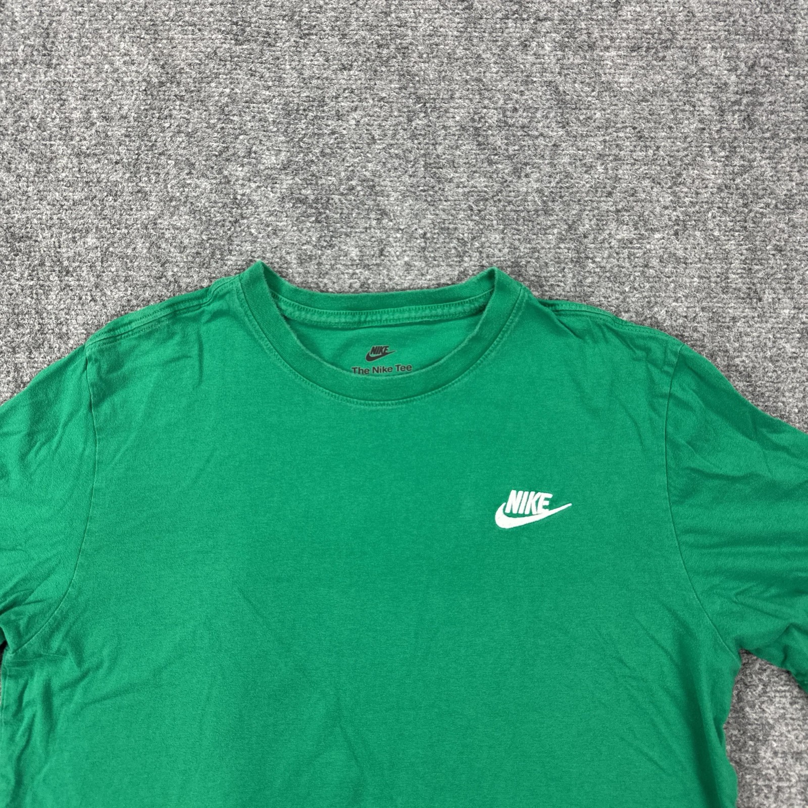 Nike Shirt Mens Medium Green Small Swoosh Logo The Nike Tee Tagless Casual gallery