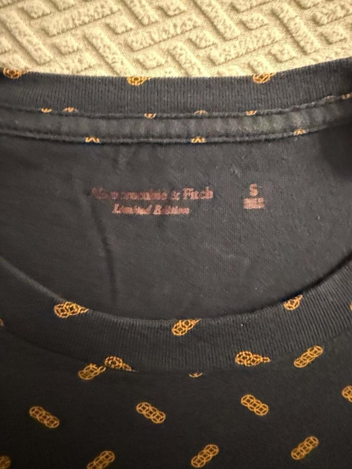 Abercrombie & Fitch Limited Edition Patterned T-Shirt Size S gallery