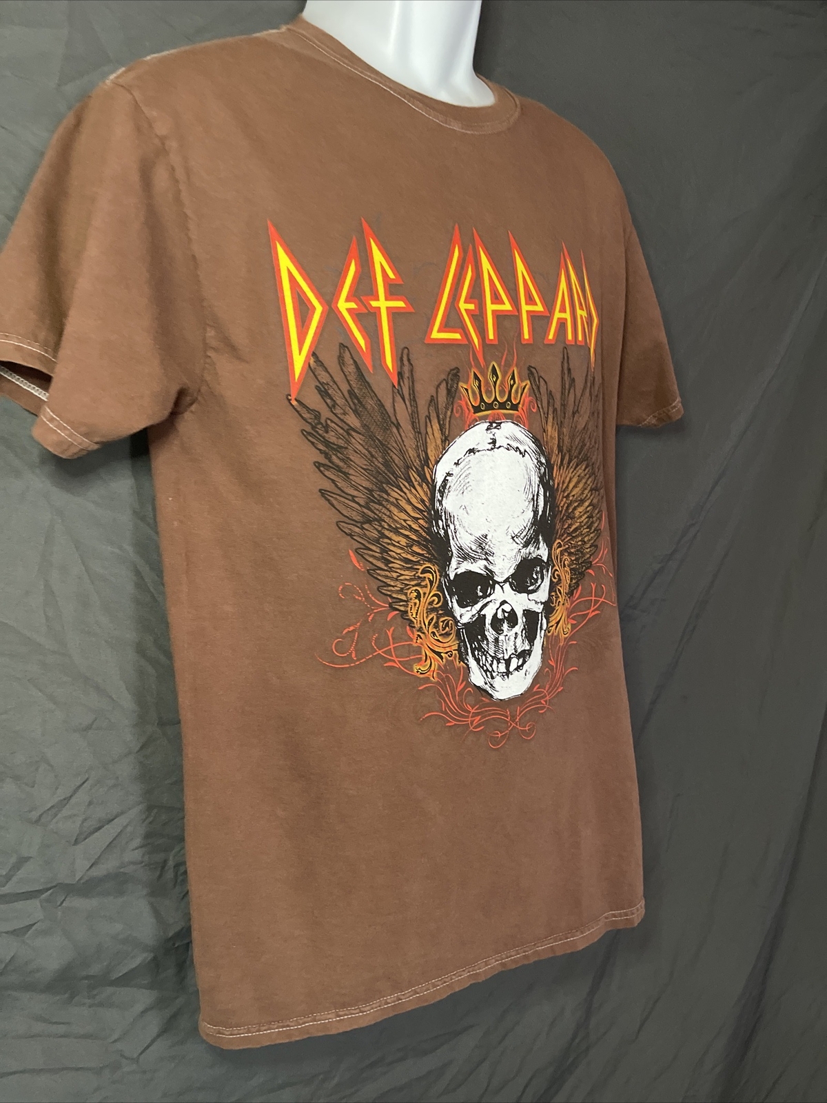 Mens Def Leppard Reddish Brown T-Shirt Size Medium 2017 Official Skull Wings gallery