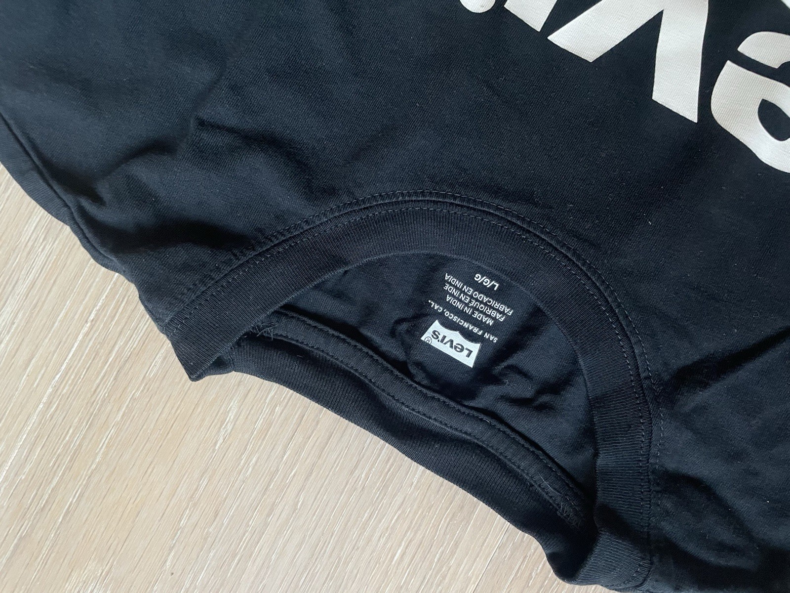 Levi's Men's Black Logo Graphic Tee L gallery