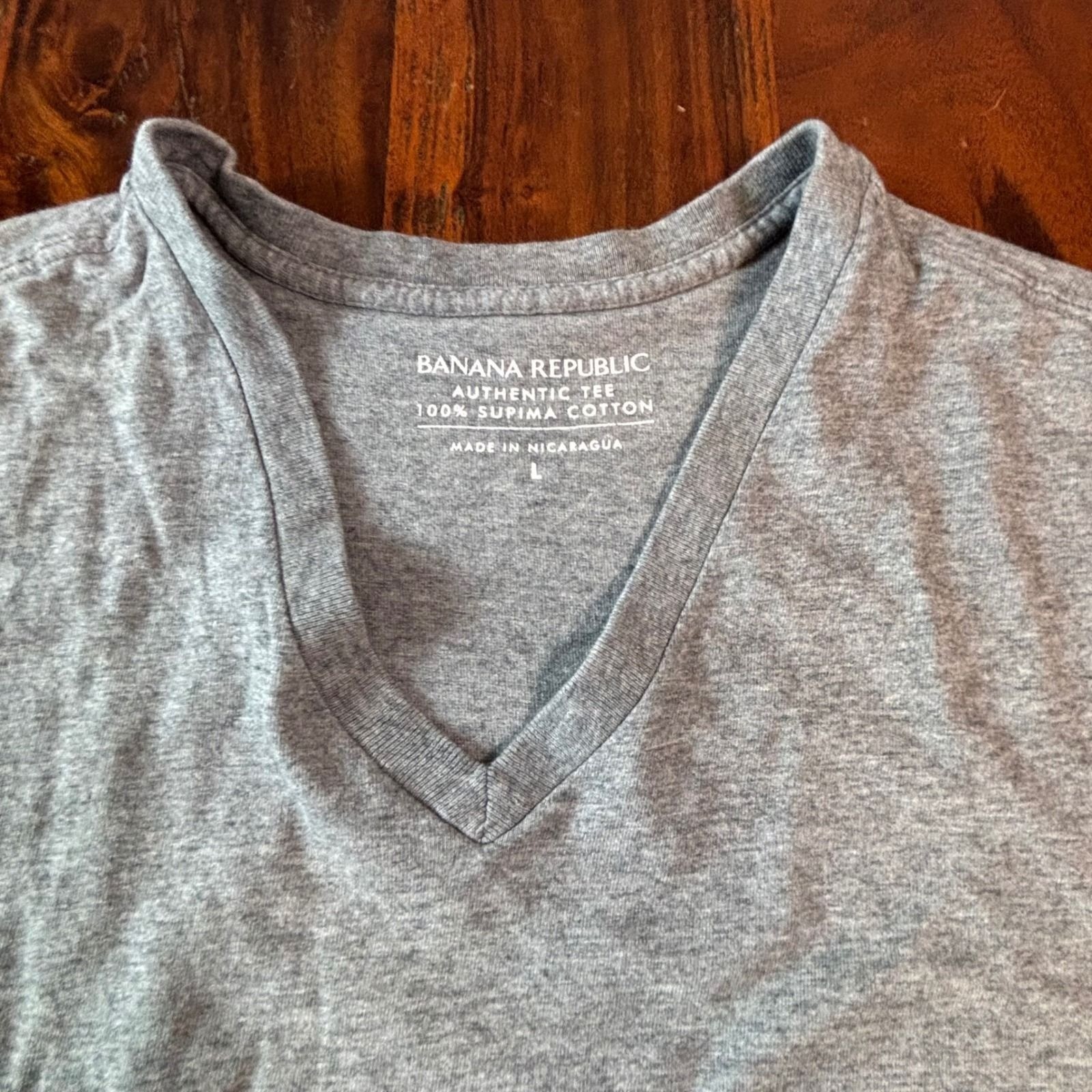 Banana Republic Mens Authentic Tee Grey V-Neck 100% Supima Cotton Large gallery