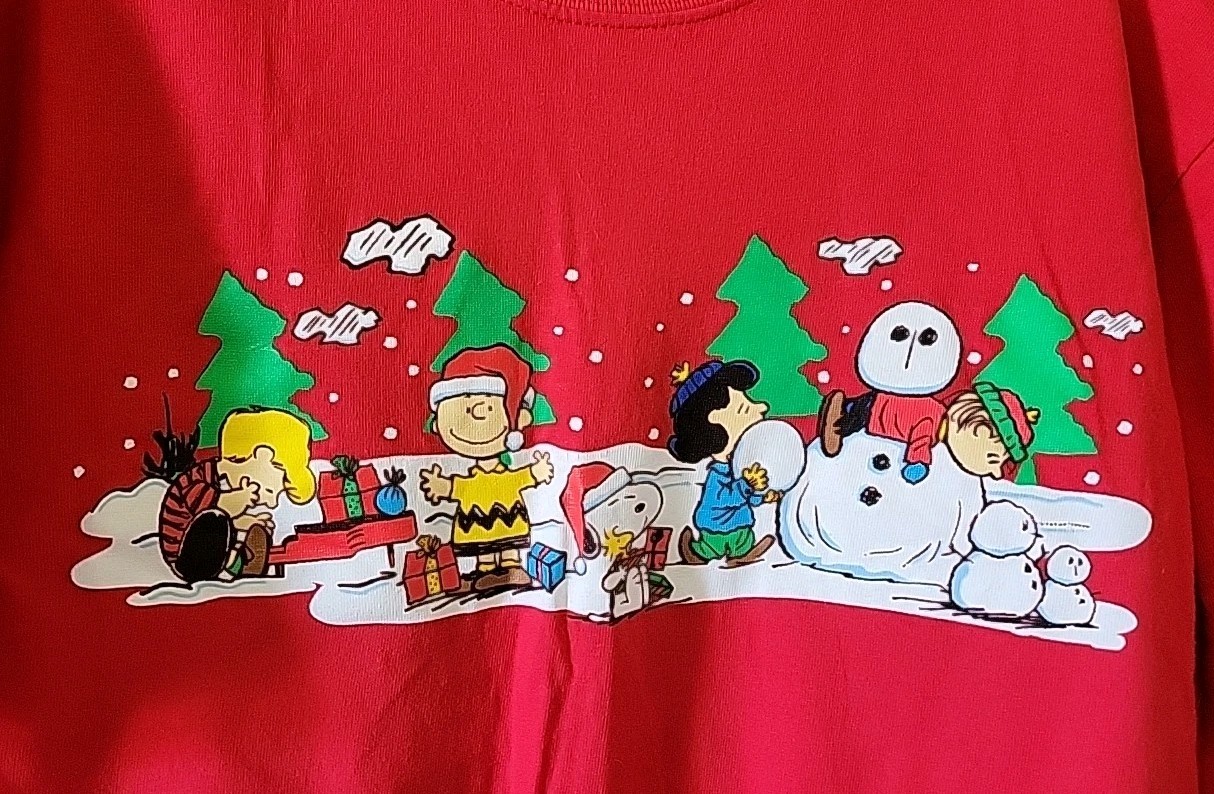 Peanuts T-Shirt Adult Medium Red Christmas Scene Winter Holiday Snoopy gallery