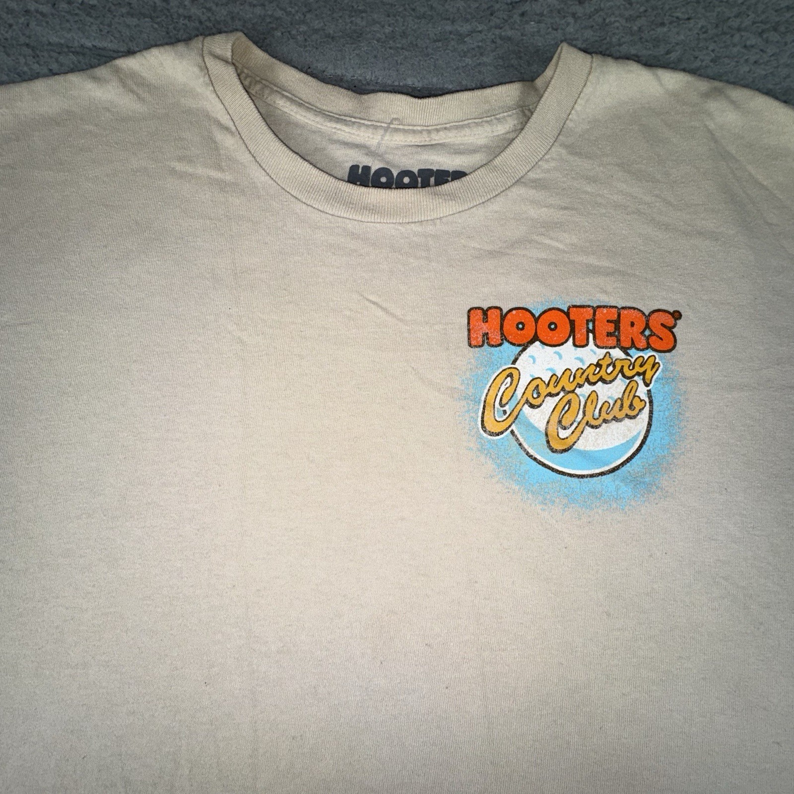 Hooters Country Club Graphic T-Shirt Mens 2XL Beige Golf Cotton Tee gallery