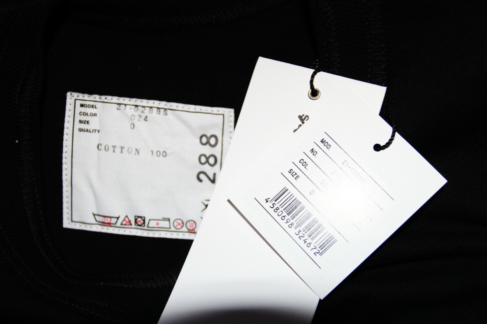 BNWT AW21 SACAI x KAWS FLOCKED LOGO PRINT TSHIRT BLACK 0 gallery