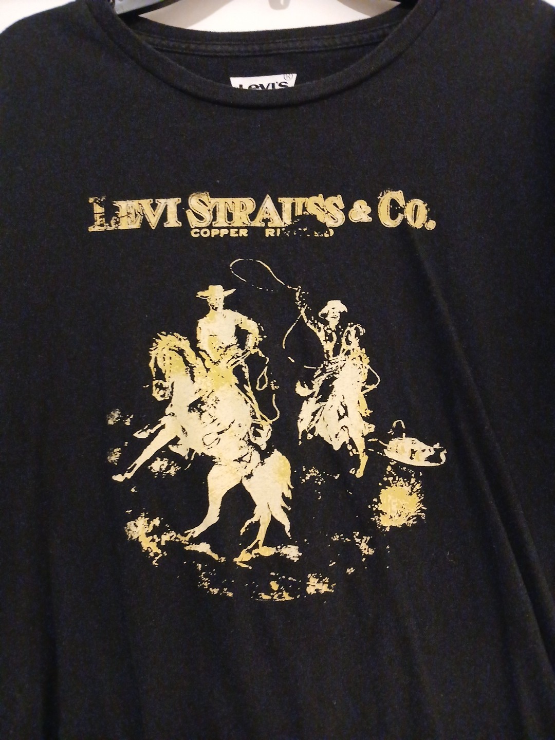 Levi's Size Large Black 100% Cotton Short Sleeved Graphic T-Shirt gallery