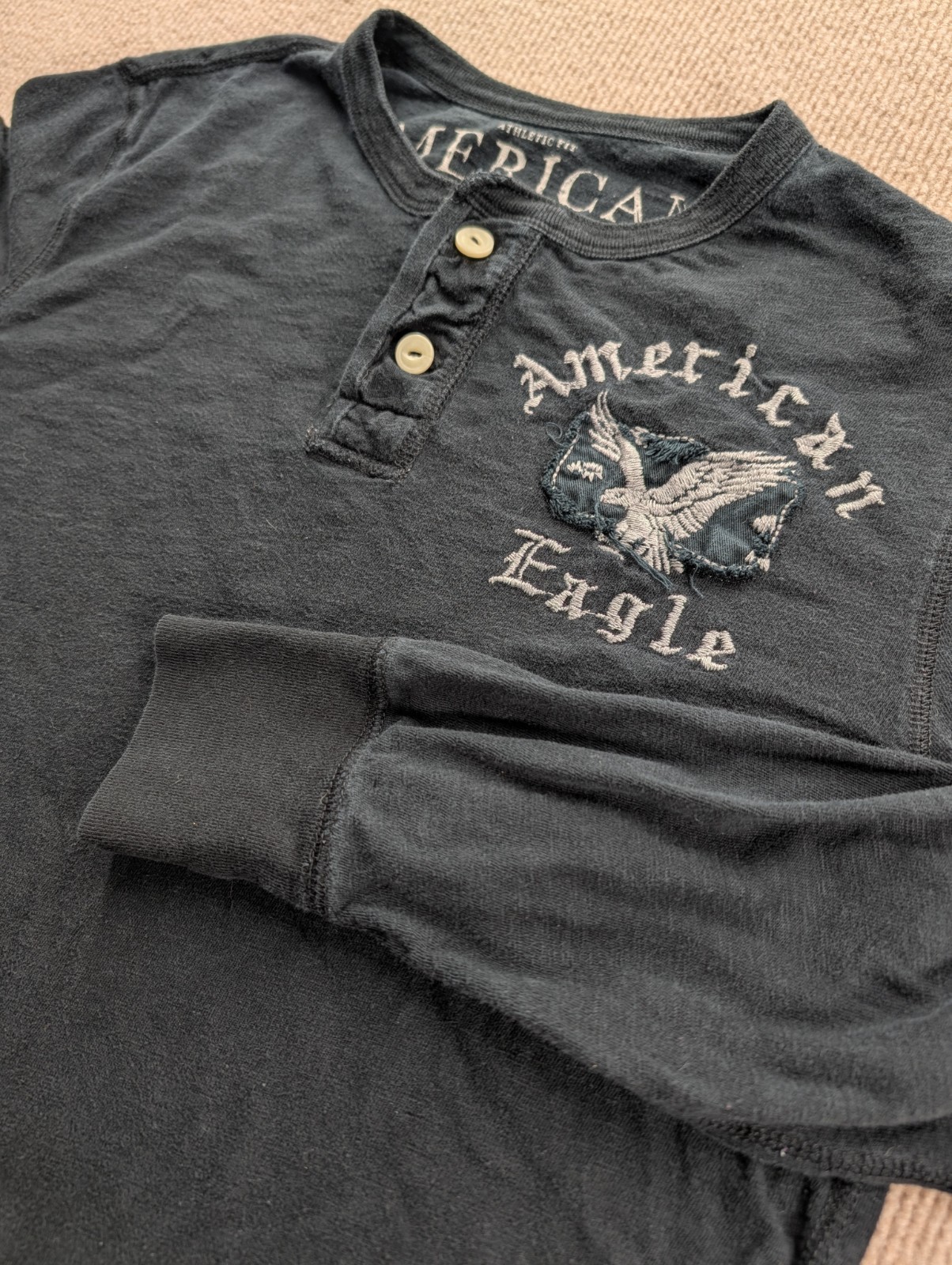 American Eagle Outfitters Men’s Graphic Logo Henley T-Shirt Black S/P Athletic