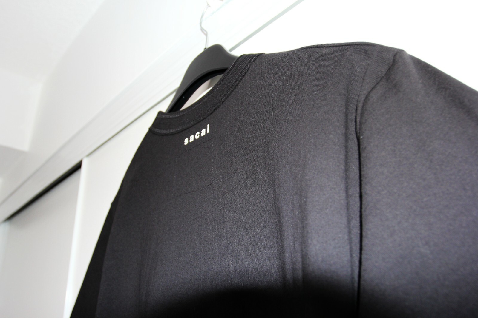 BNWT AW21 SACAI x KAWS FLOCKED LOGO PRINT TSHIRT BLACK 0 gallery