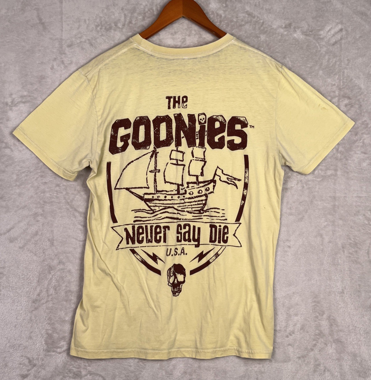 Goonies Mens Graphic Tee Shirt Medium Yellow Skull 90s Skater Grunge Distressed gallery