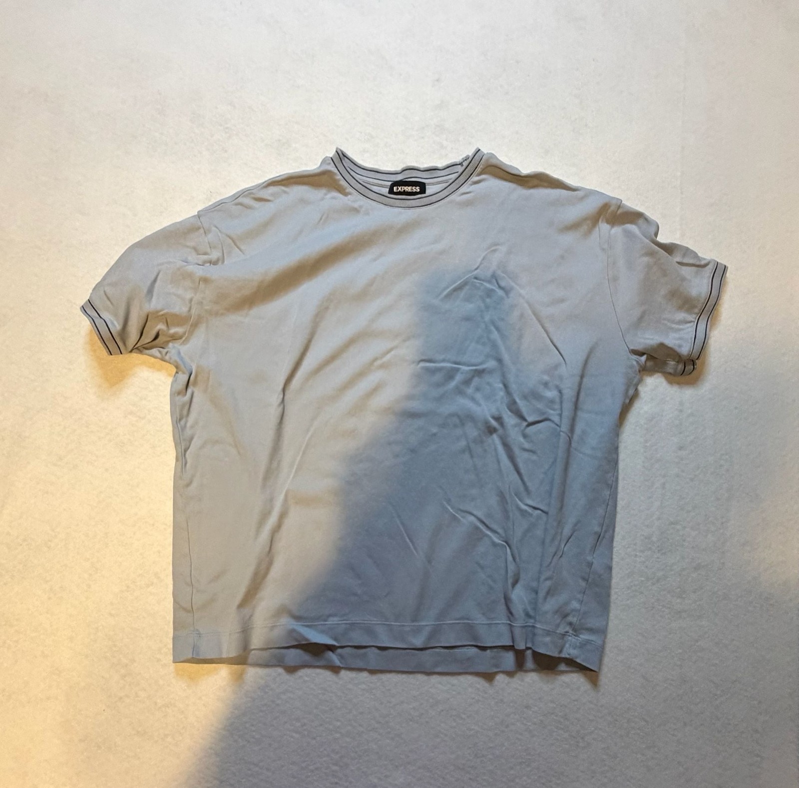 Express Men's Light Gray Boxy Fit T-Shirt with Striped Trim Collar and Cuffs gallery