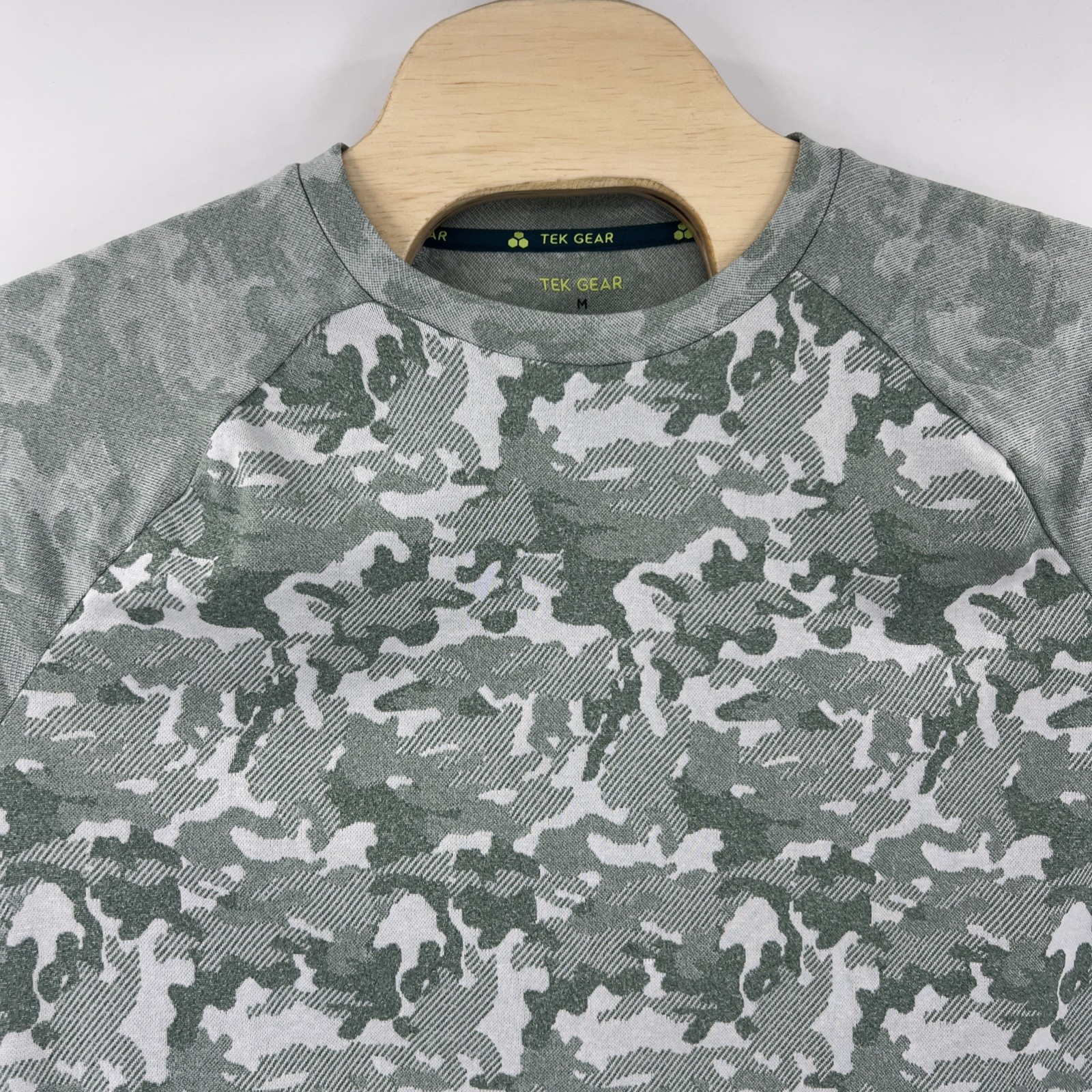New Men's Tek Gear Green Camo Designed Tee Short Sleeves Summer Top Size Medium gallery