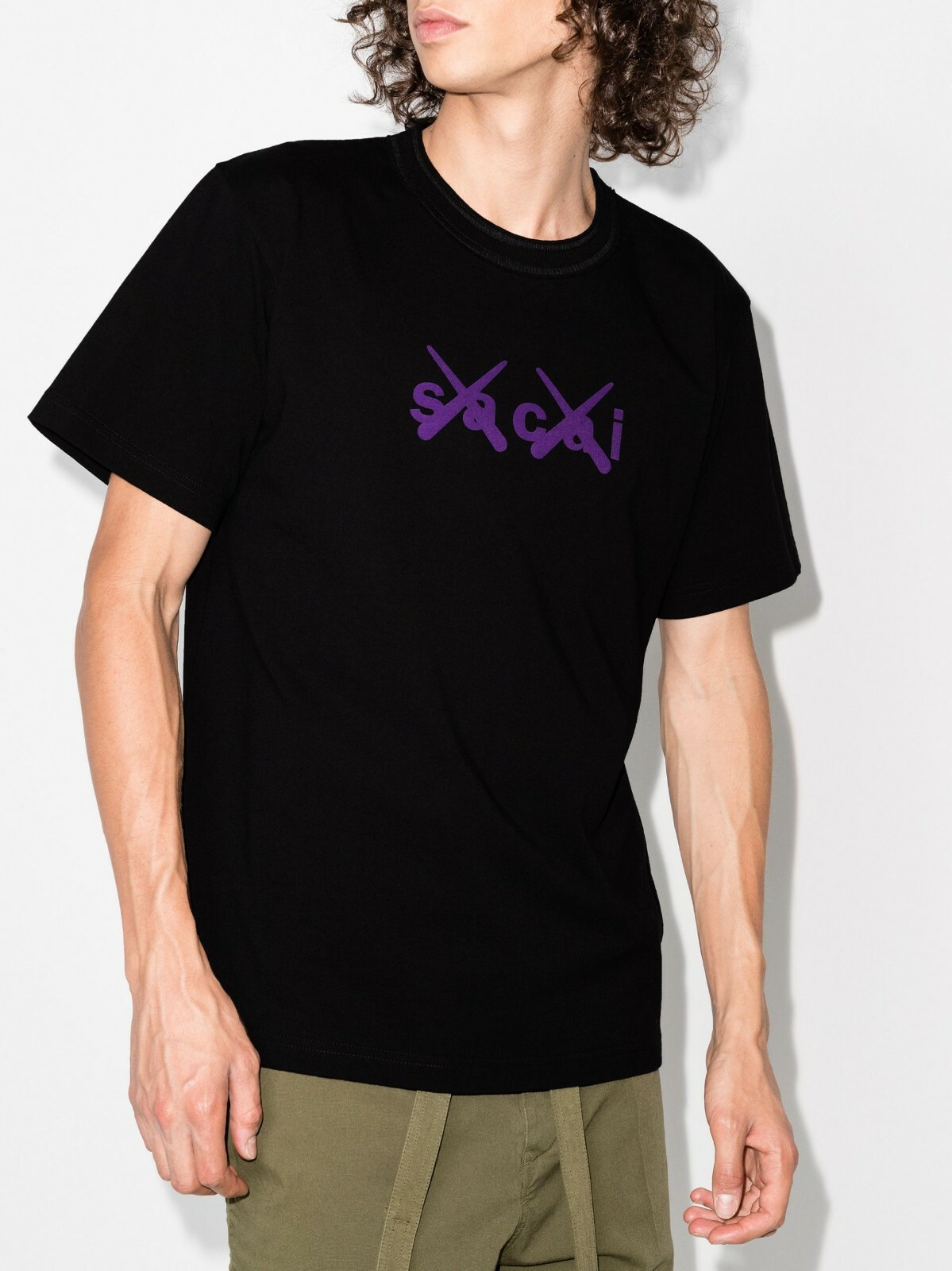 BNWT AW21 SACAI x KAWS FLOCKED LOGO PRINT TSHIRT BLACK 0 gallery