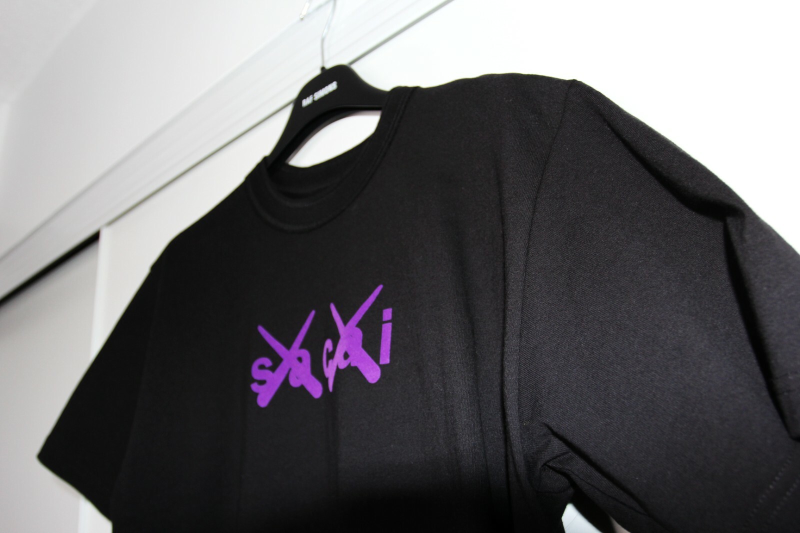 BNWT AW21 SACAI x KAWS FLOCKED LOGO PRINT TSHIRT BLACK 0 gallery