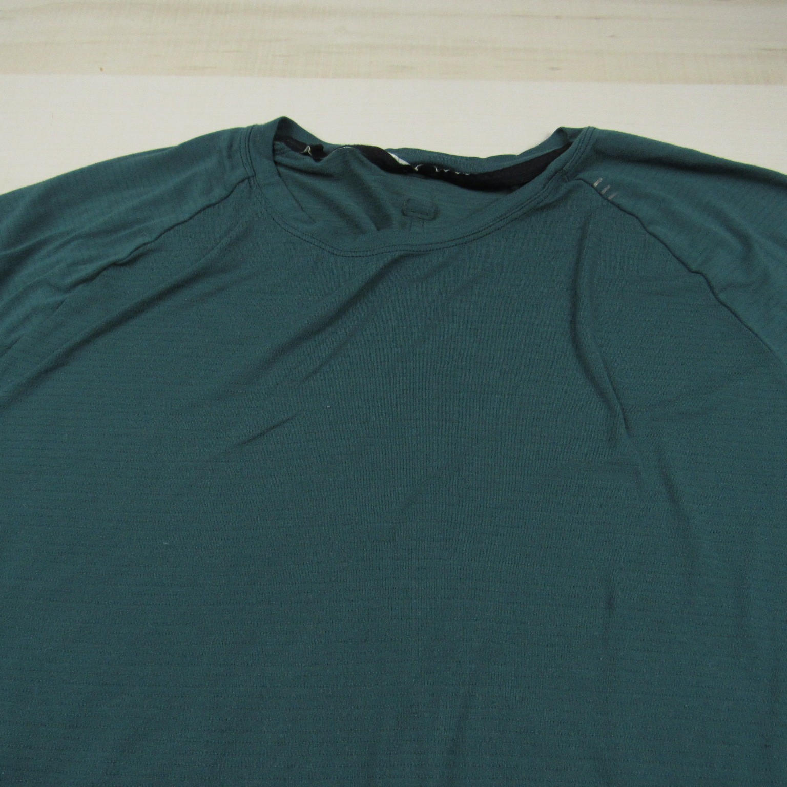 Lululemon Shirt Mens Extra Large Green Long Curved Hem Tech Performance Stretch gallery