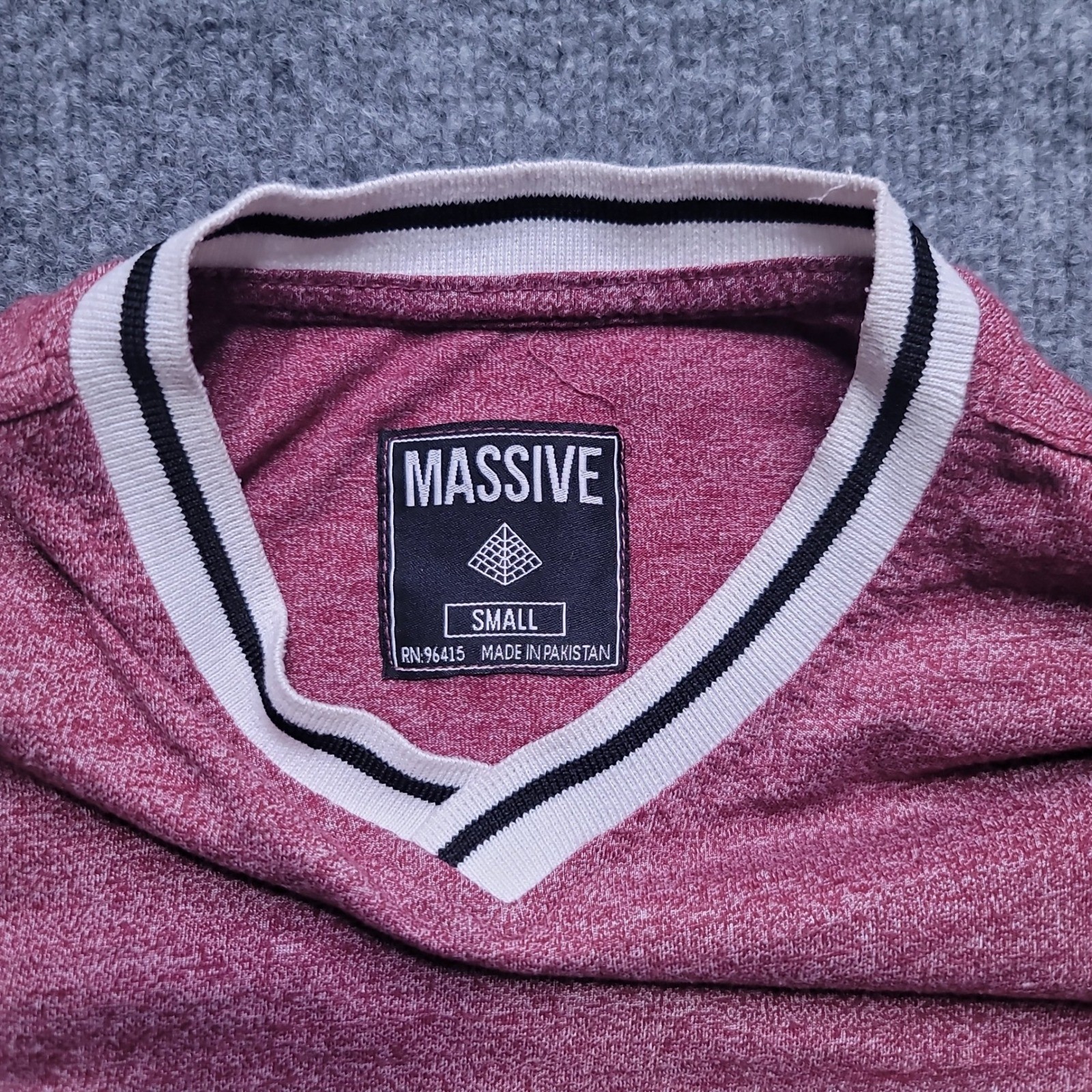 Massive T-Shirt Small Maroon Heathered V-Neck Contrast Trim Short Sleeve Tee gallery