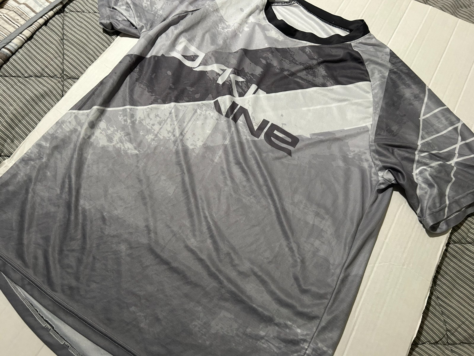 DAKINE XL ATHLETIC LIGHT WEIGHT SHORT SLEEVE SHIRT...SEE DESCRIPTION/CONDITION gallery