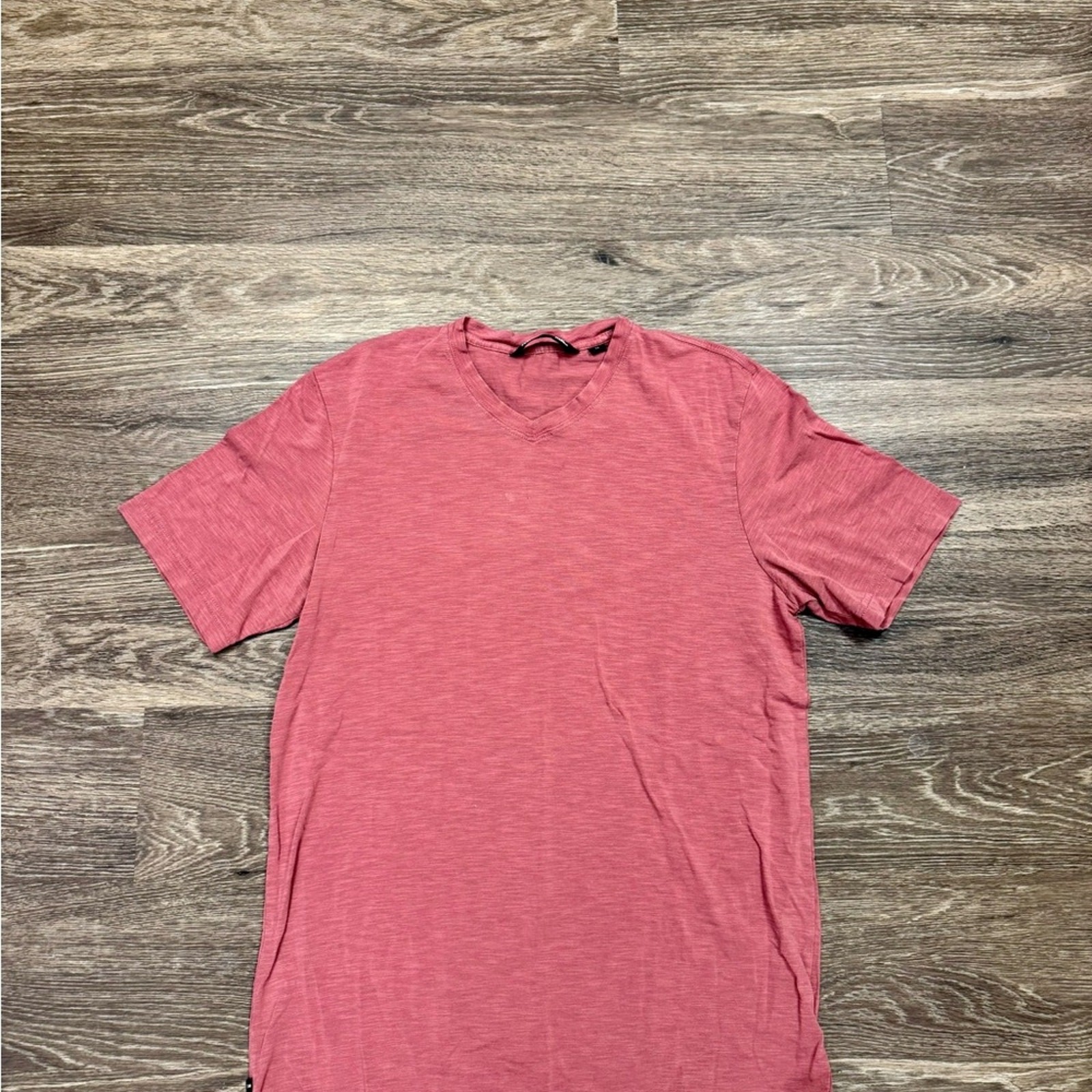 TravisMathew Heathered Coral V-Neck T-Shirt | Men’s Medium | Casual Basic