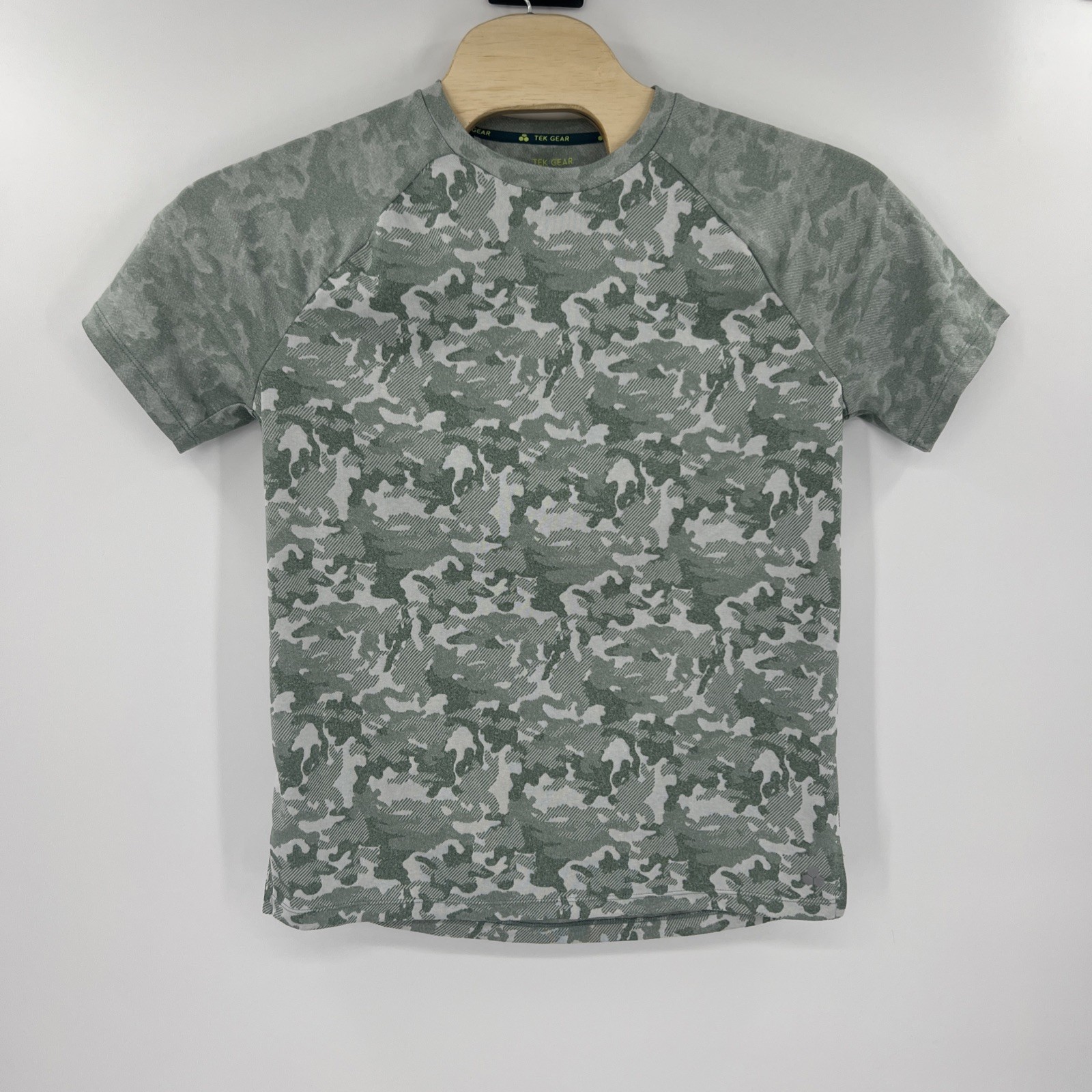 New Men’s Tek Gear Green Camo Designed Tee Short Sleeves Summer Top Size Medium