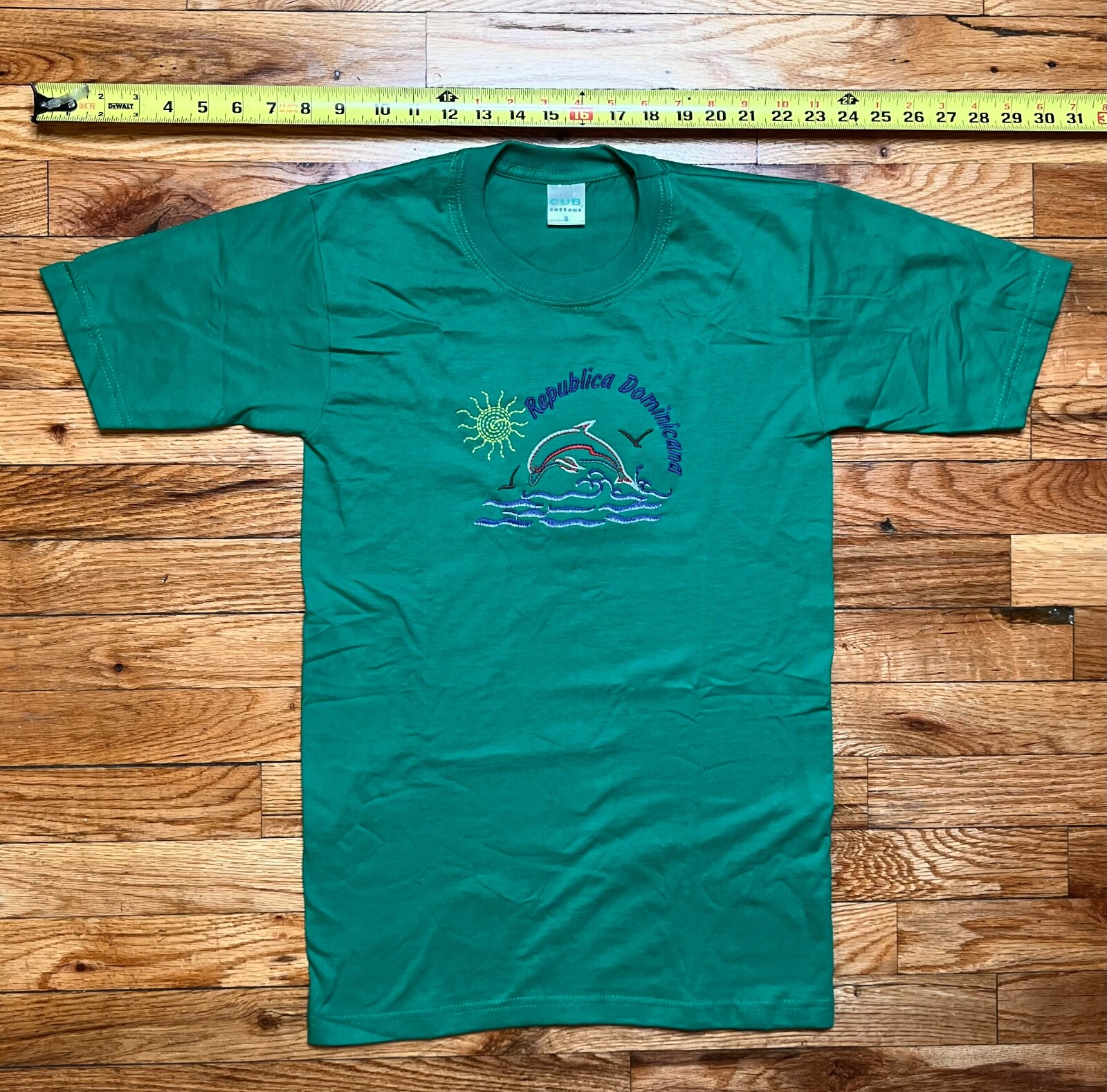 VTG Dominican Republic T Shirt Embroidered Dolphins Souvenir Mens Size S - Green gallery