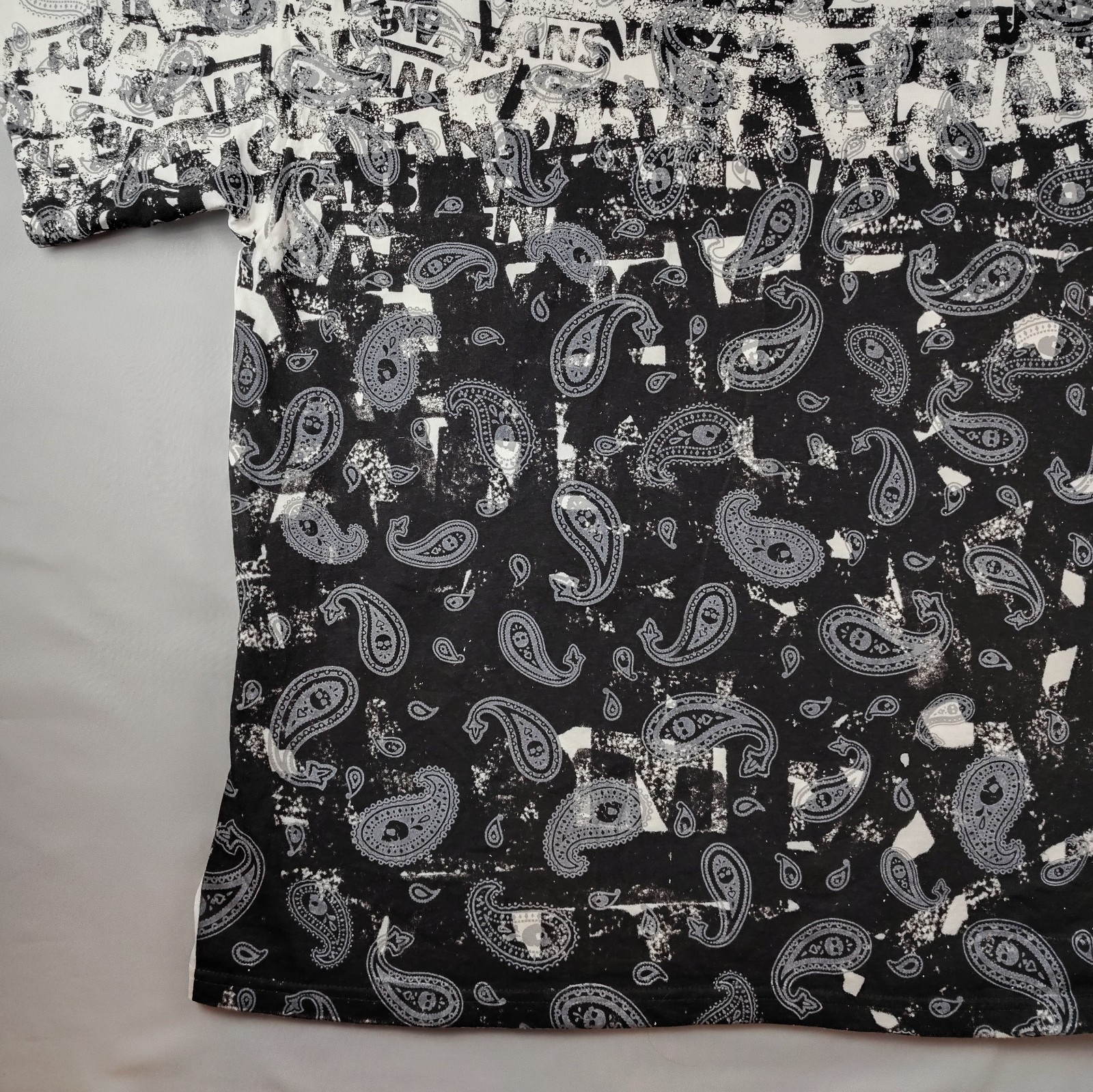 Vans T Shirt Men's XL White Black Paisley Bandana Graphic Short Sleeve Cotton gallery