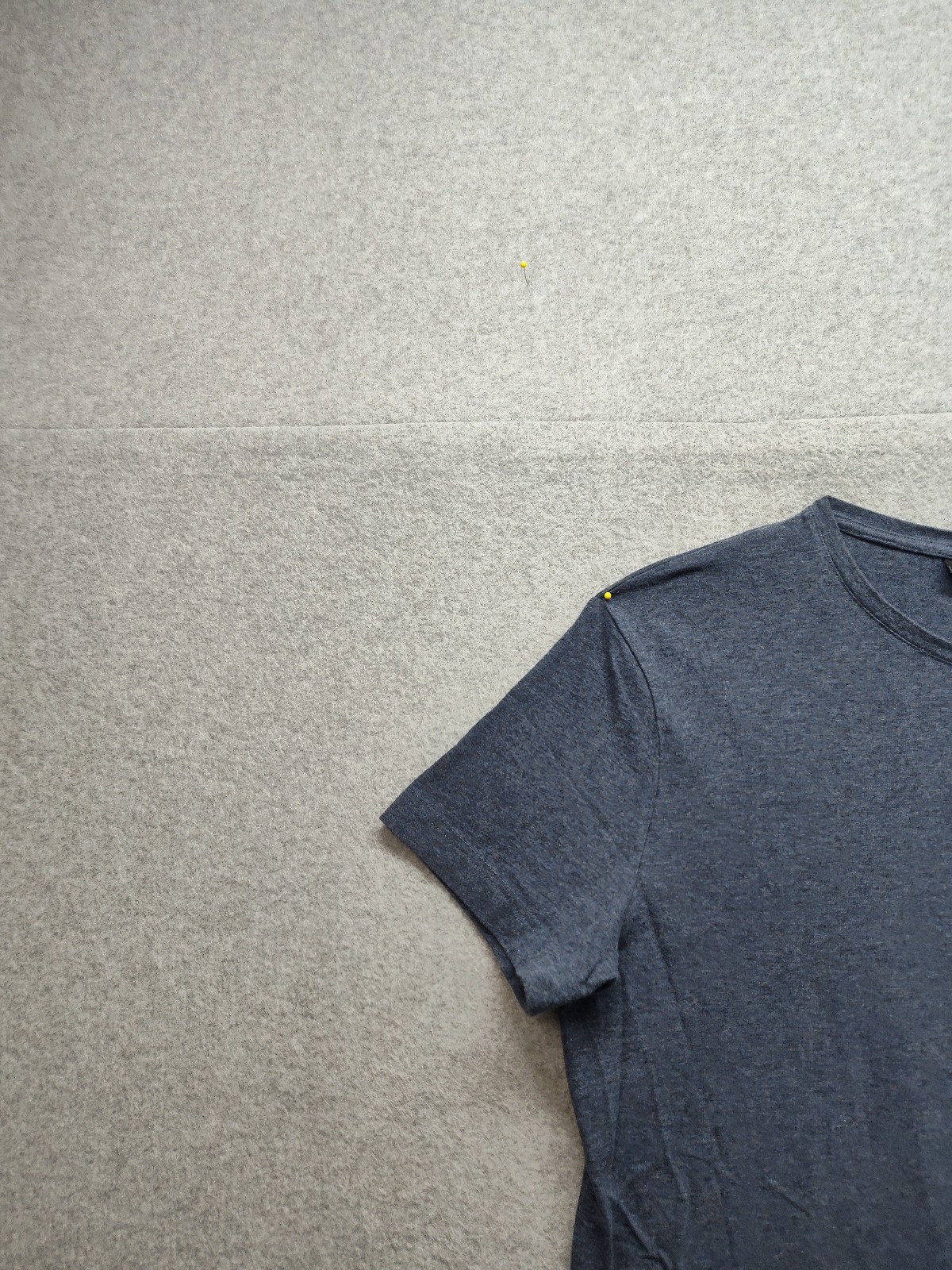 H&M Men Shirt L Gray Crew Neck Short Sleeve Flat Front Stretch Pullover Tee gallery