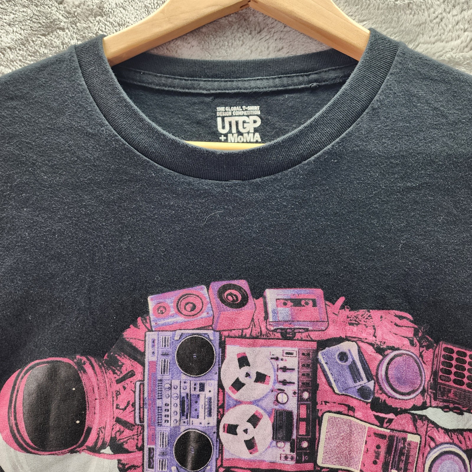 UNIQLO UTGP MoMA Astronaut Boombox Graphic Tee Men’s Medium Black Space Shirt gallery