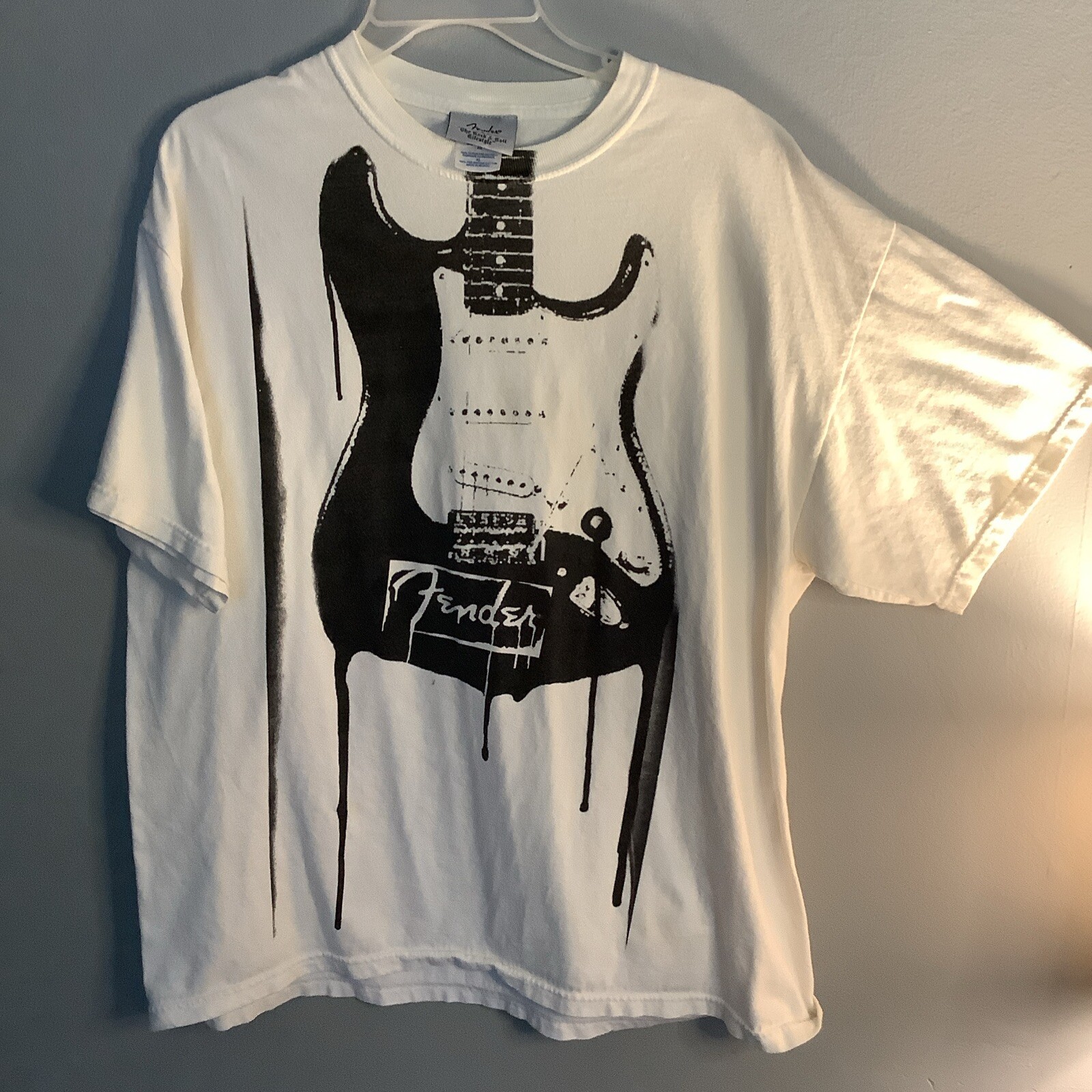 Fender Guitar T-shirt Size XL White No Stains 100% Pre-shrunk Cotton