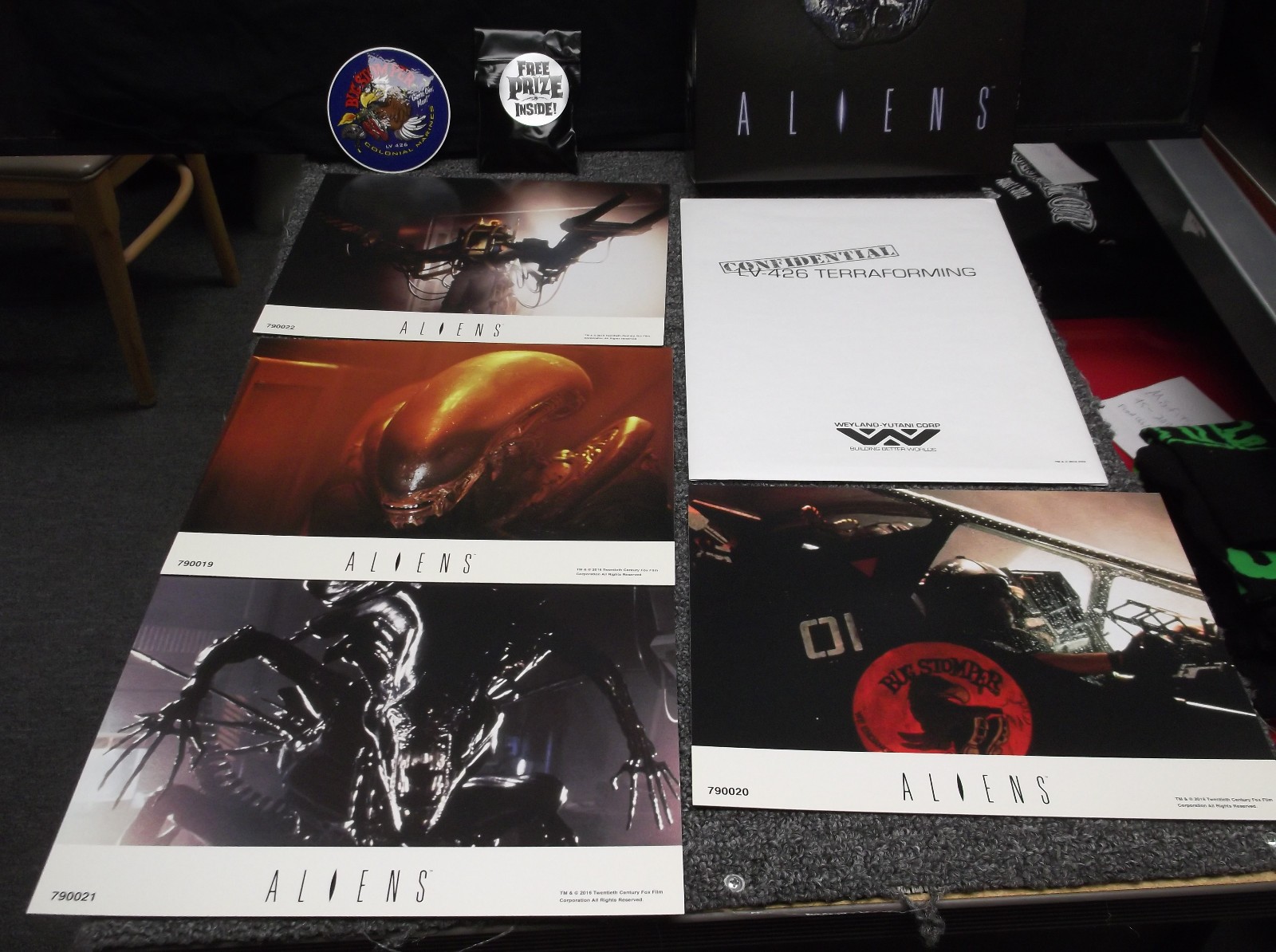 Fright Rags Aliens XL Shirt Box Set with Lobby Cards, Sticker, Weyland Folder gallery