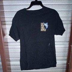 Croft & Barrow Men’s M Black Cotton Knit Short Sleeve Crew “Eat Fish Chill” Tee