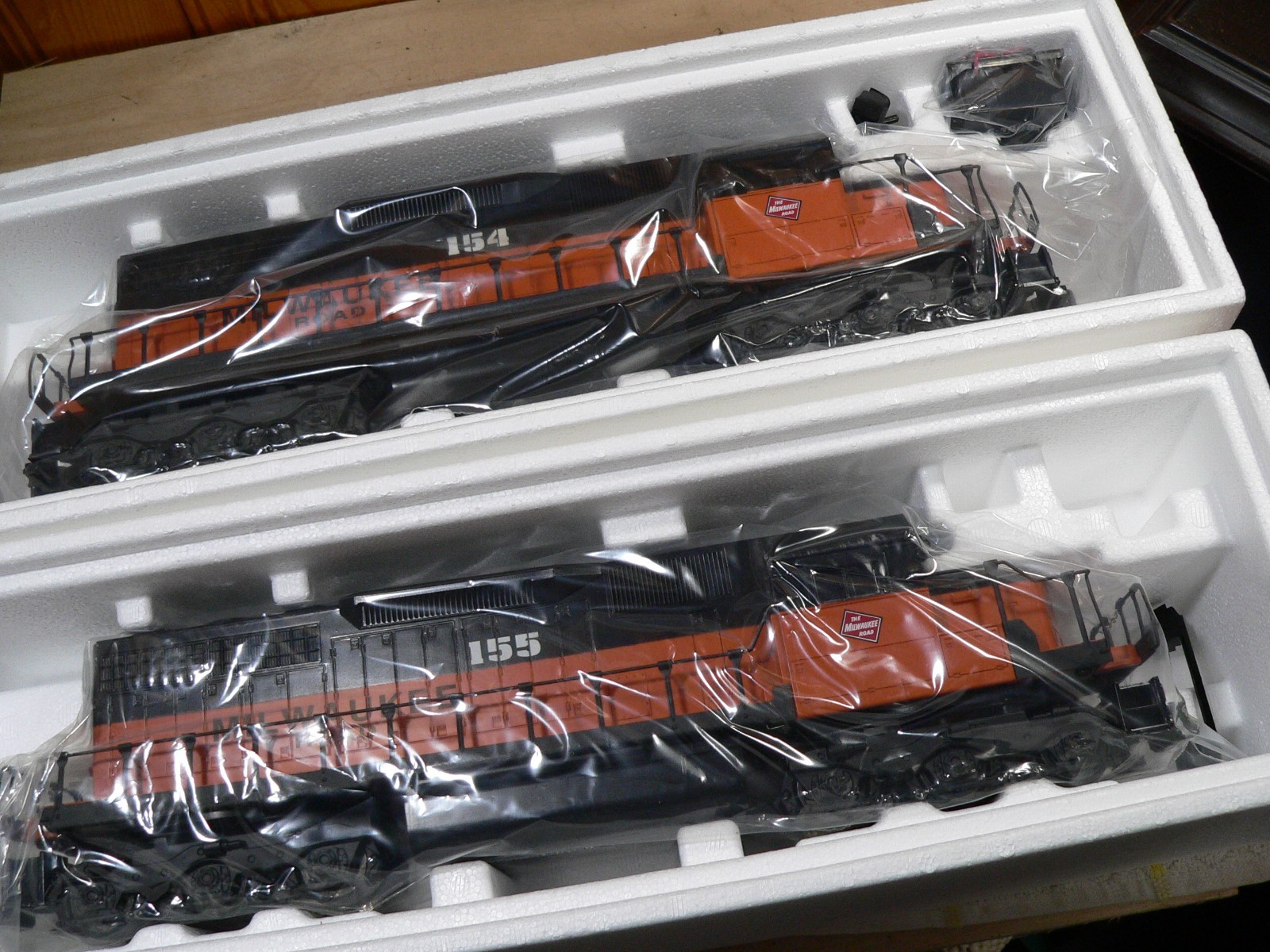 Lionel O Gauge Milwaukee Road SD-40 with Horn # 6-18224 6-18223 pwr and non pwr